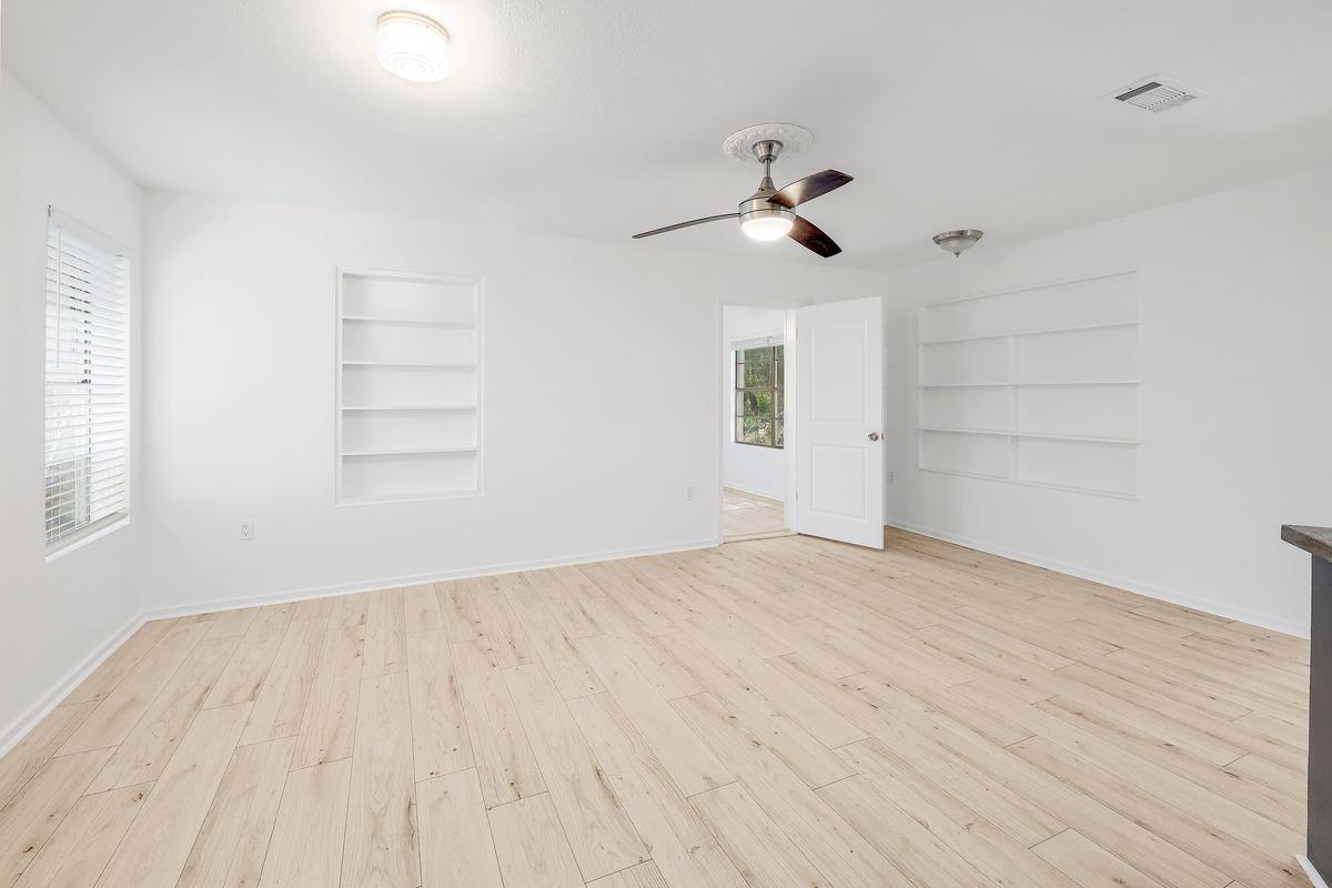 18502 E Lakeview Dr, Jonestown, TX 78645