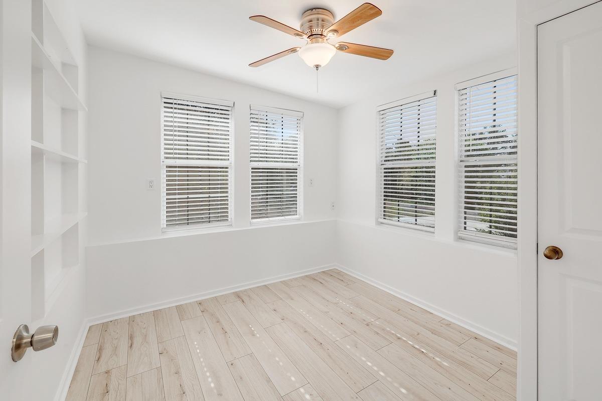 18502 E Lakeview Dr, Jonestown, TX 78645