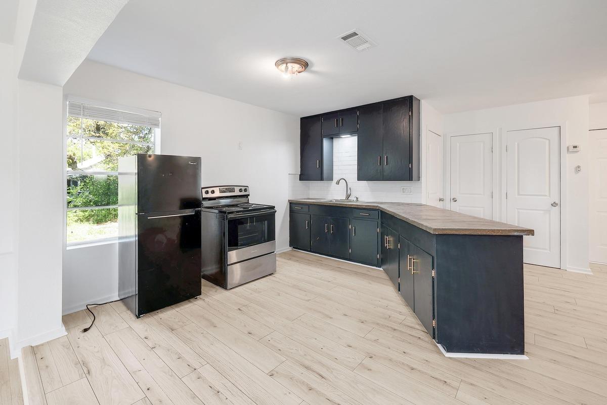 18502 E Lakeview Dr, Jonestown, TX 78645