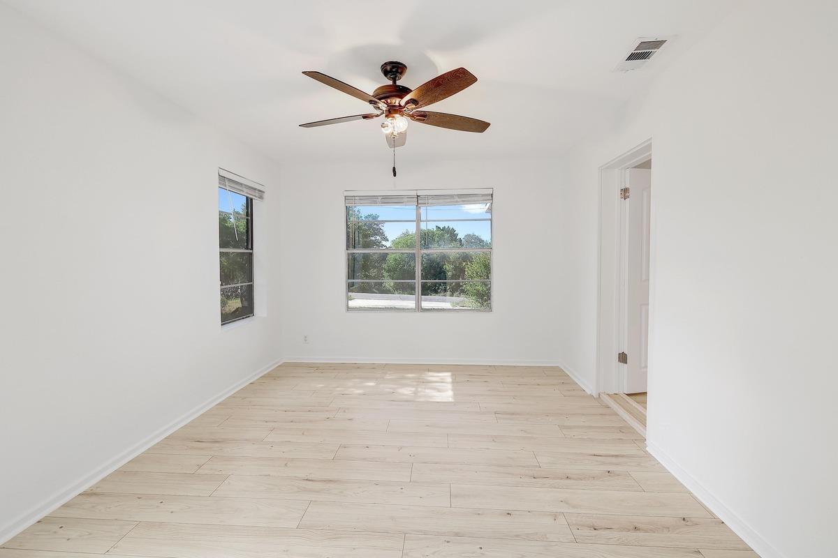 18502 E Lakeview Dr, Jonestown, TX 78645