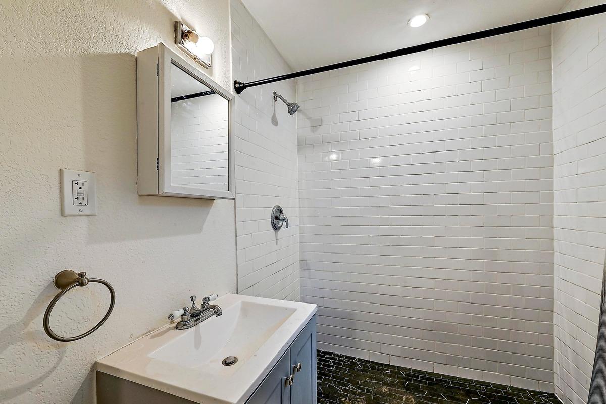 18502 E Lakeview Dr, Jonestown, TX 78645