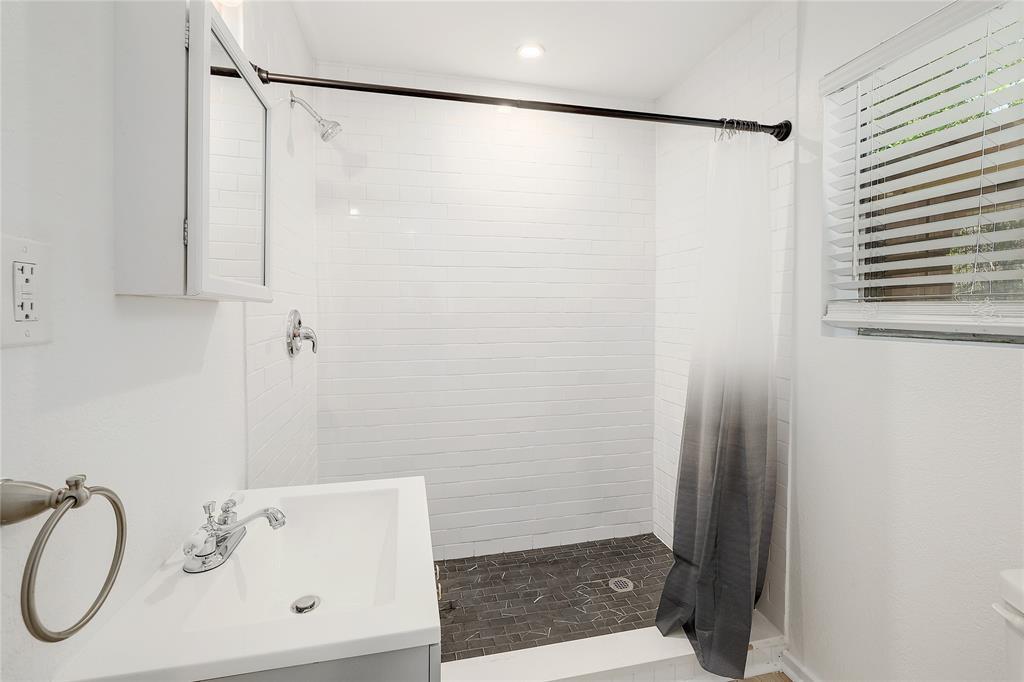 18502 E Lakeview Dr, Jonestown, TX 78645