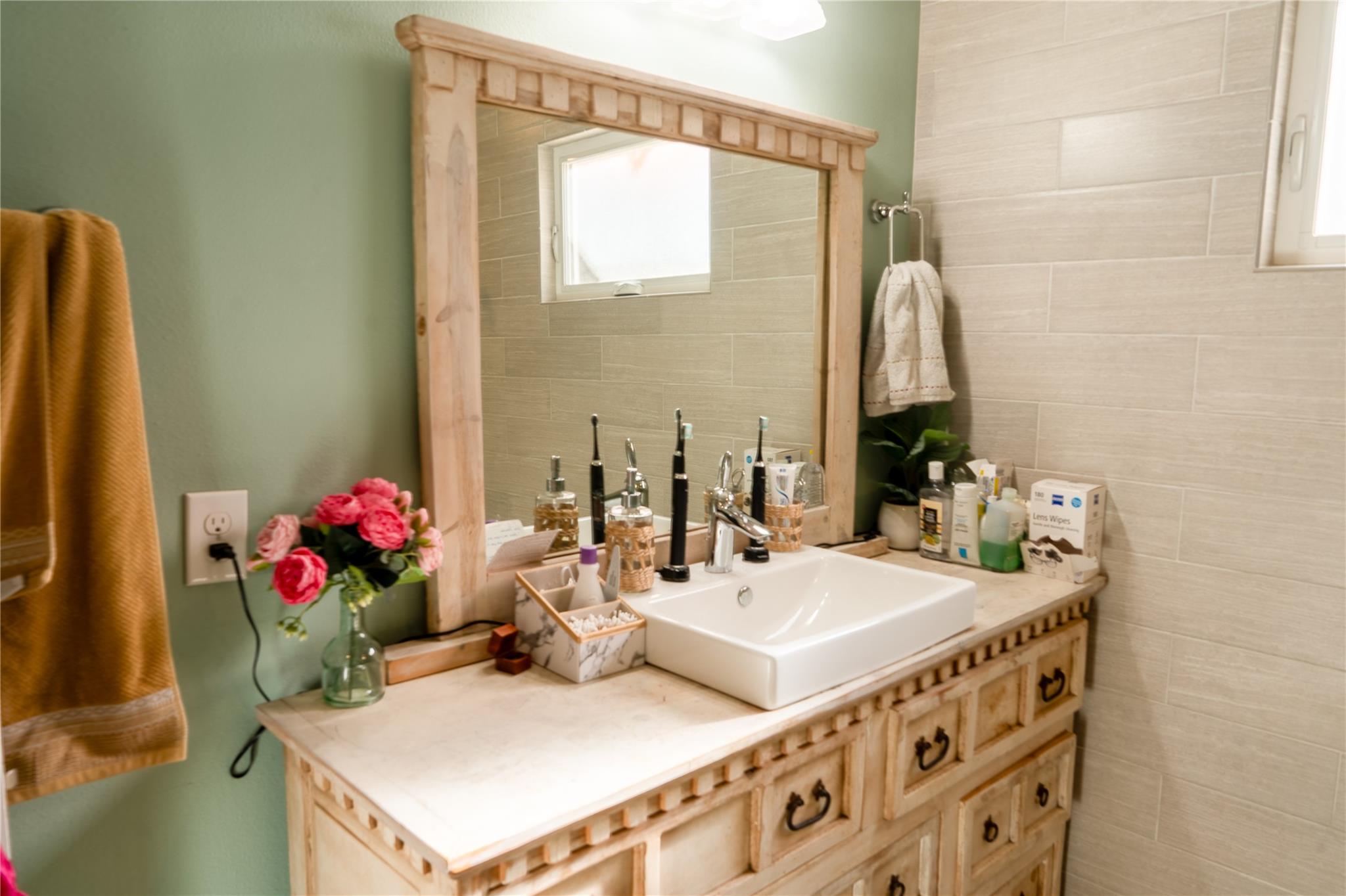 2107 Emerald Isle Dr, Leander, TX 78641