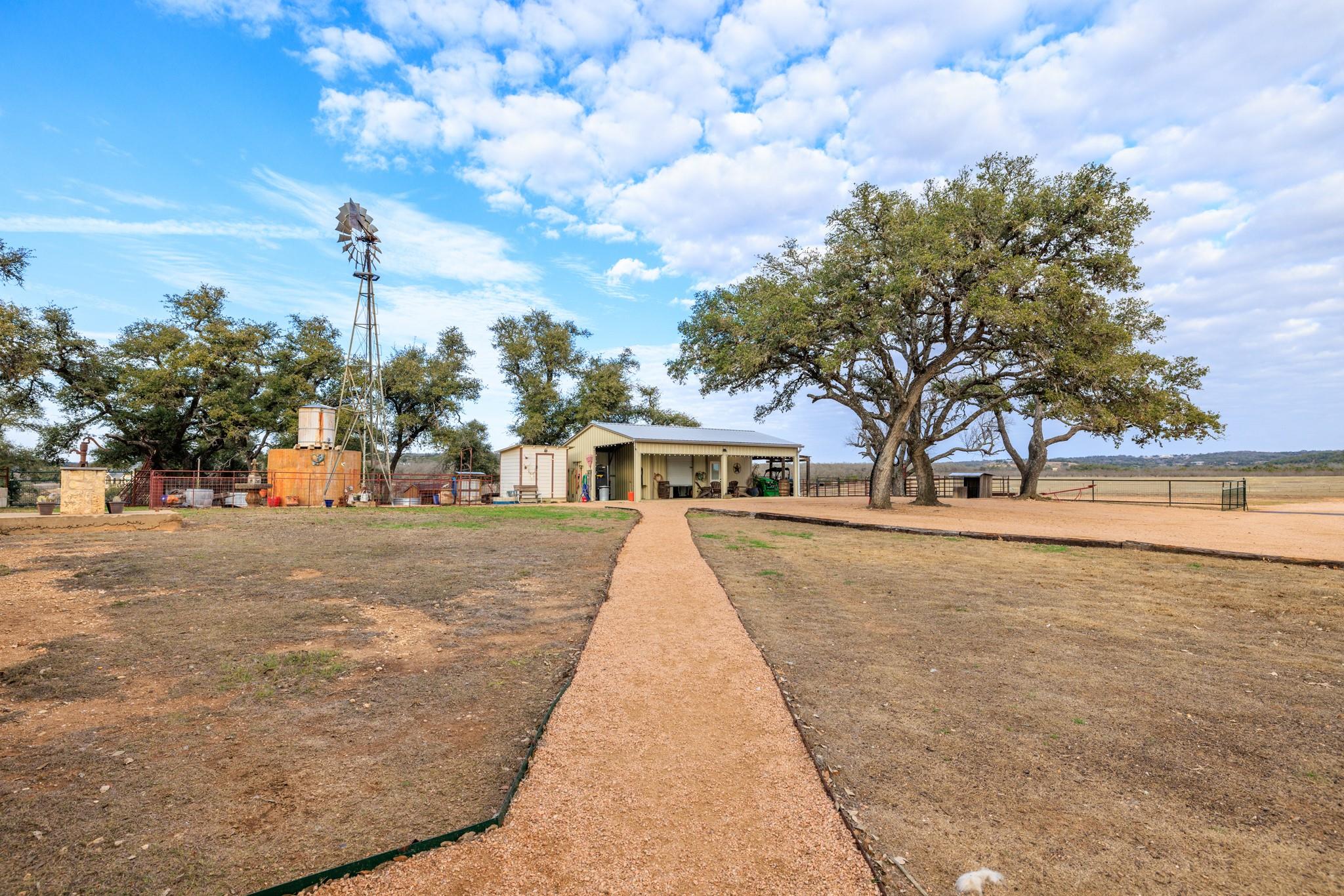 888 Dietrich Rd, Fredericksburg, TX 78624