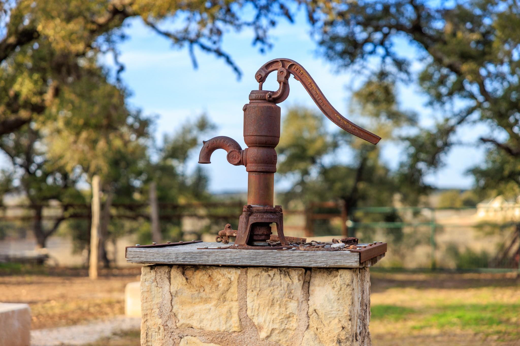 888 Dietrich Rd, Fredericksburg, TX 78624