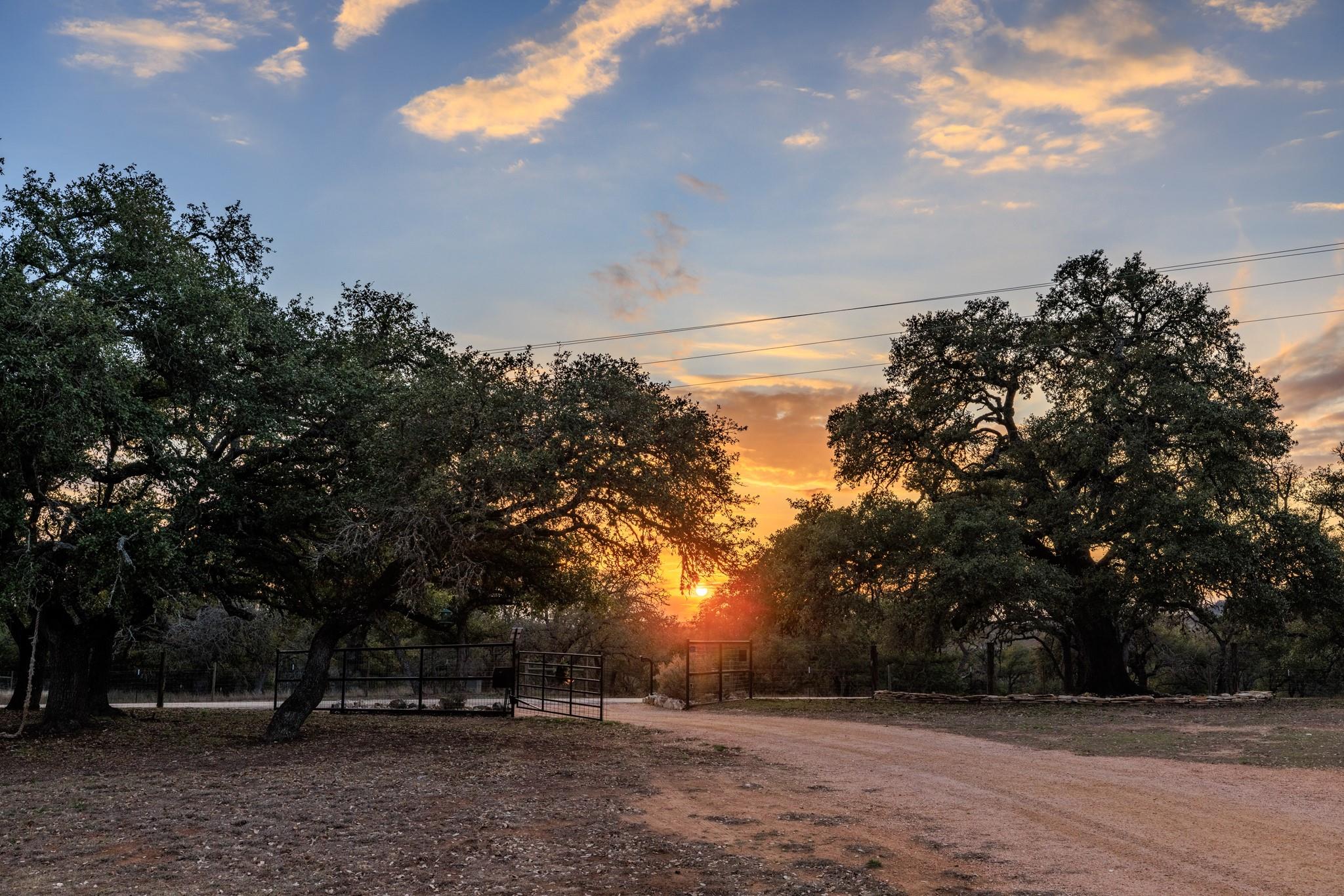 888 Dietrich Rd, Fredericksburg, TX 78624