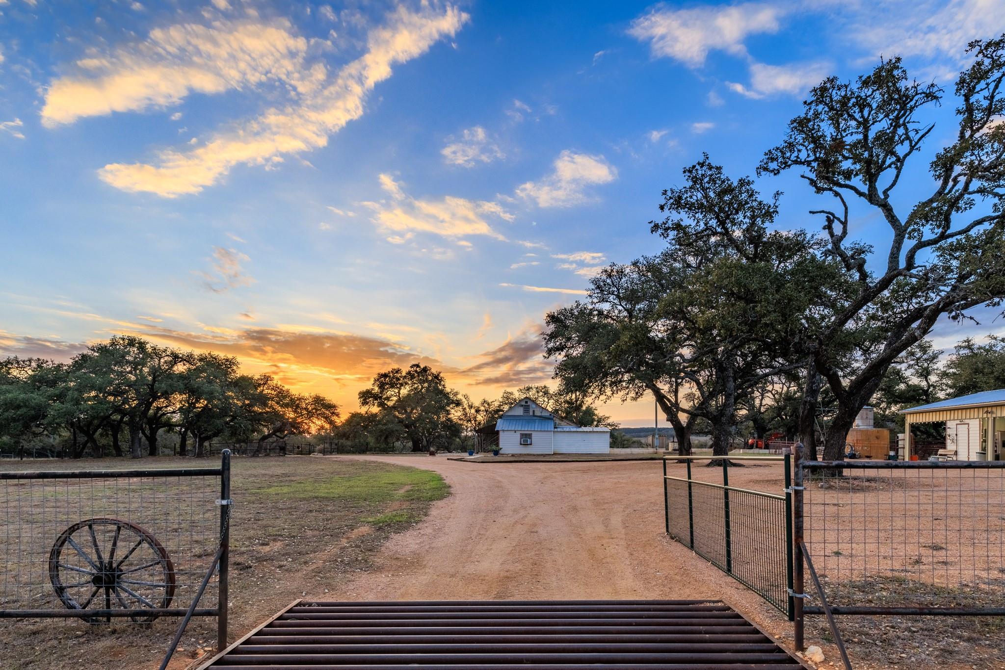 888 Dietrich Rd, Fredericksburg, TX 78624