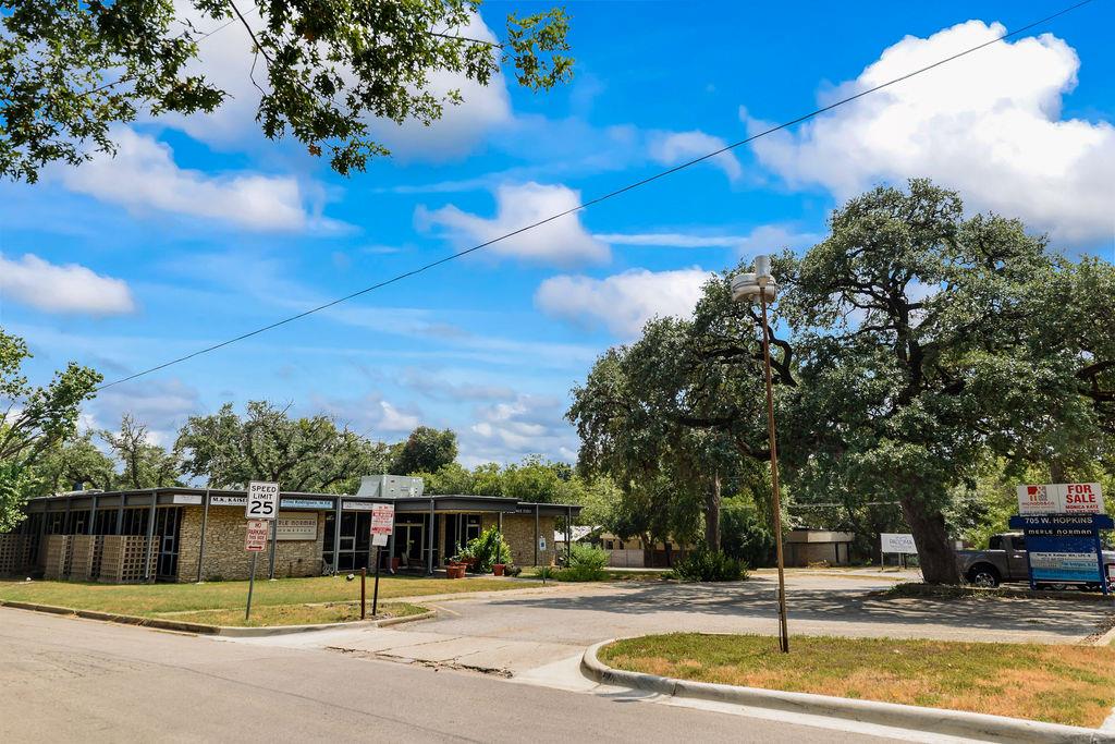 705 W Hopkins St, San Marcos, TX 78666