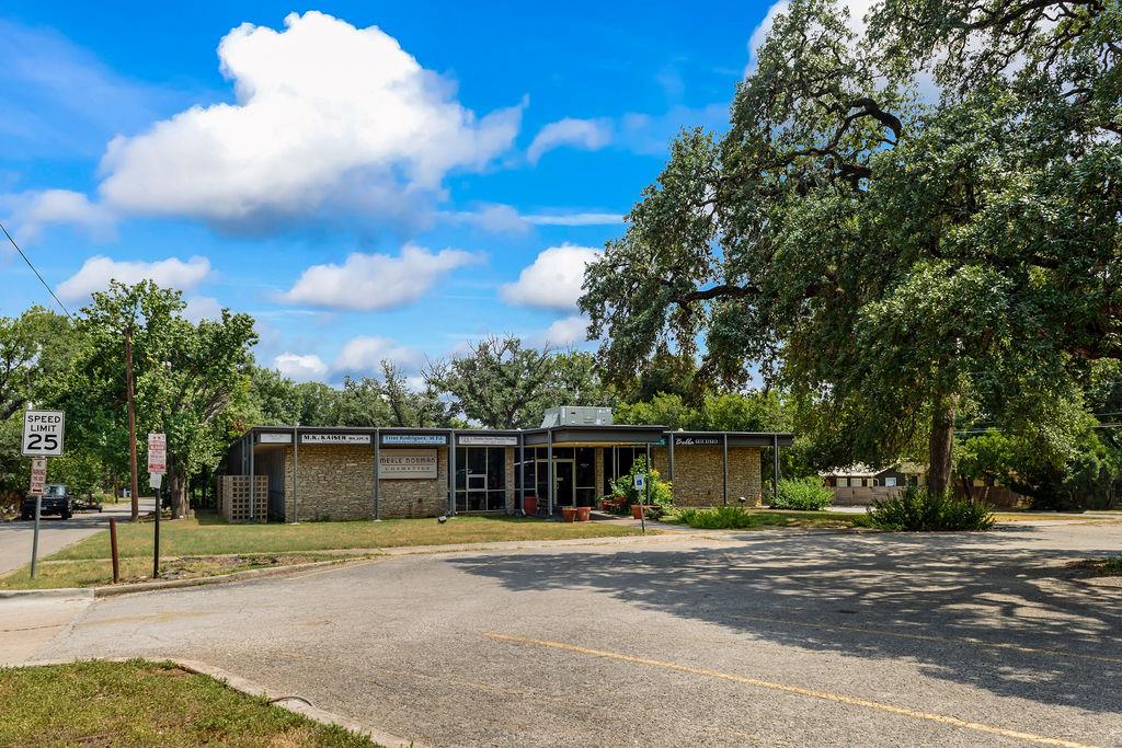 705 W Hopkins St, San Marcos, TX 78666