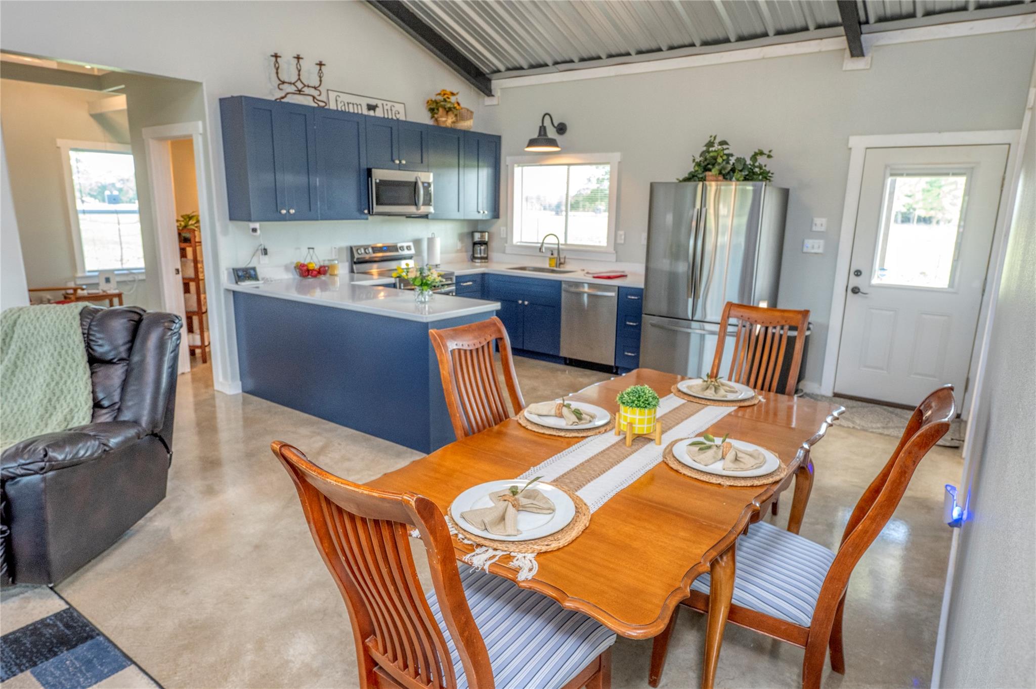 2737 Lomax Harmel Rd, Carmine, TX 78932