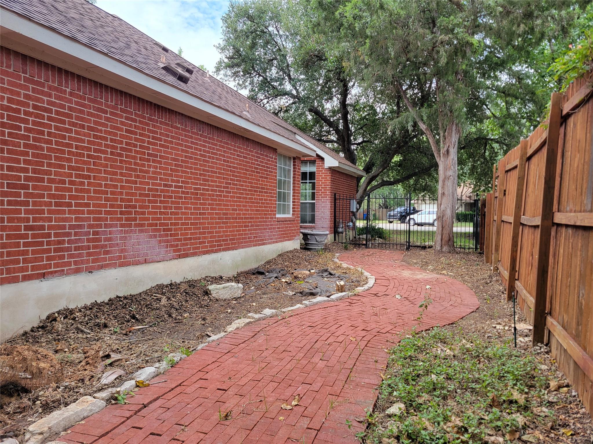 105 W Oxford Dr, Pflugerville, TX 78660