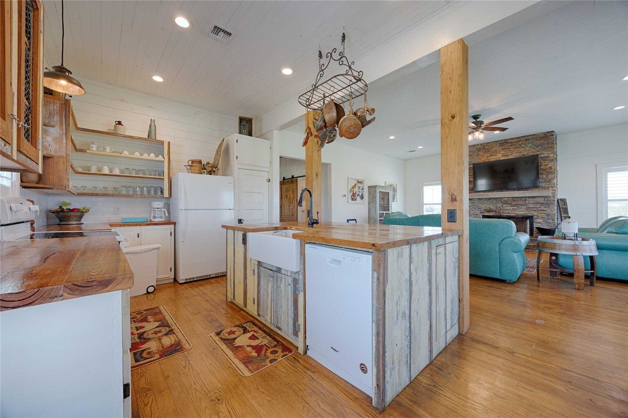 2210 FM 615, Schulenburg, TX 78956