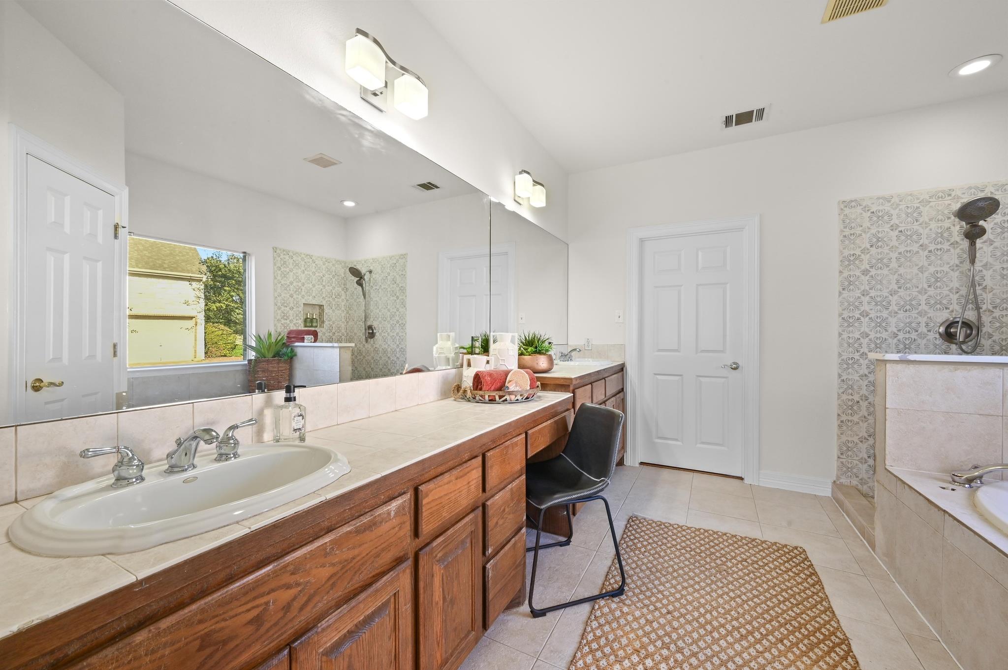 25 Lovegrass Ln, Austin, TX 78745