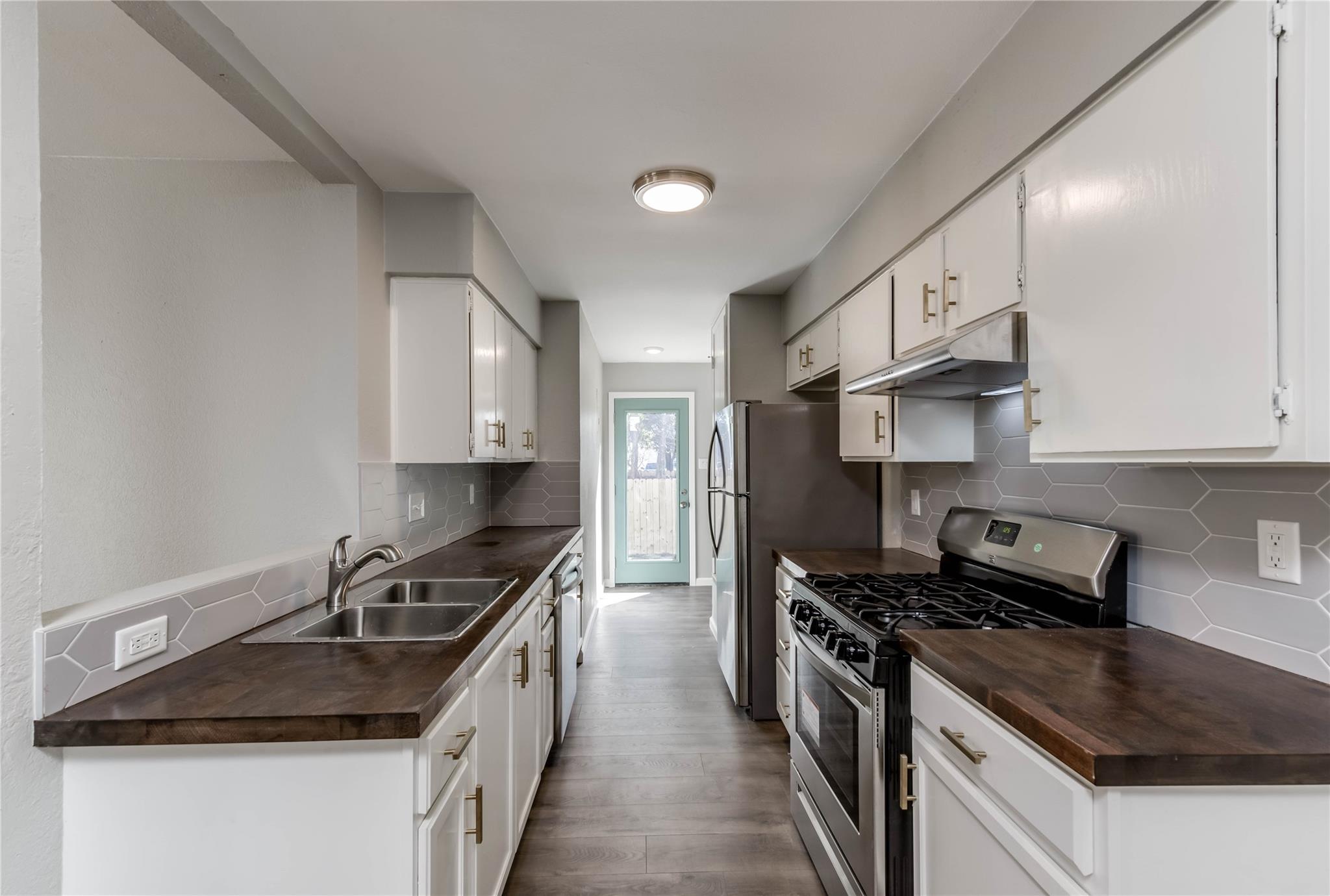 913 Chisholm Cv, Round Rock, TX 78681