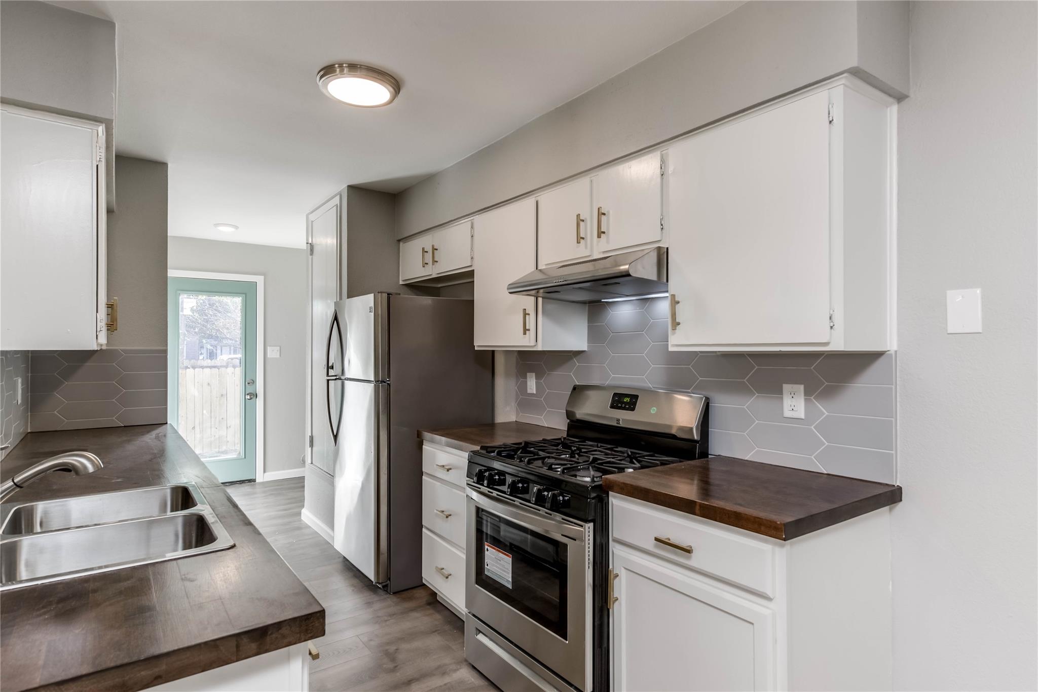 913 Chisholm Cv, Round Rock, TX 78681