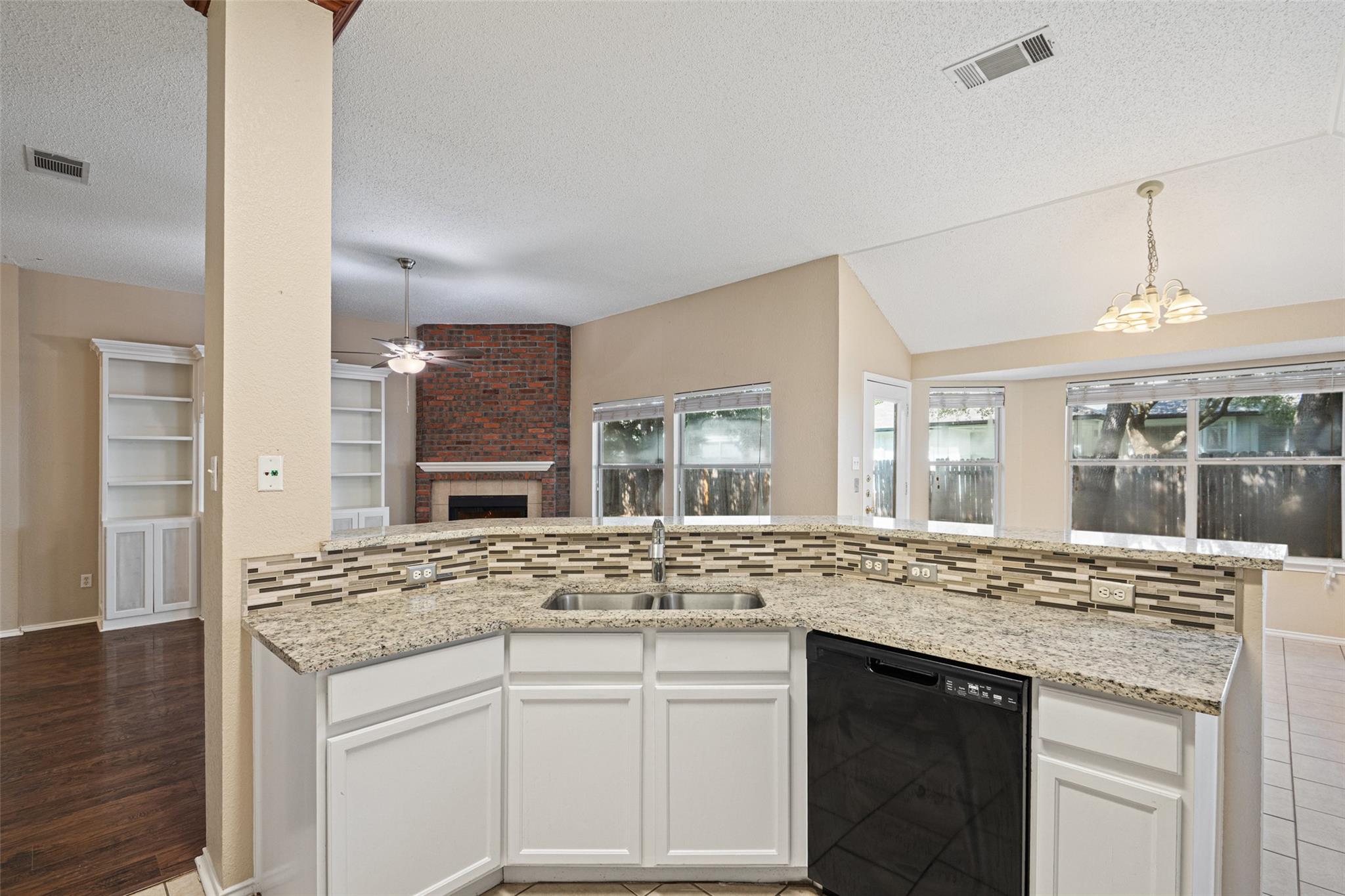 1008 NE Chippewa St, Round Rock, TX 78665