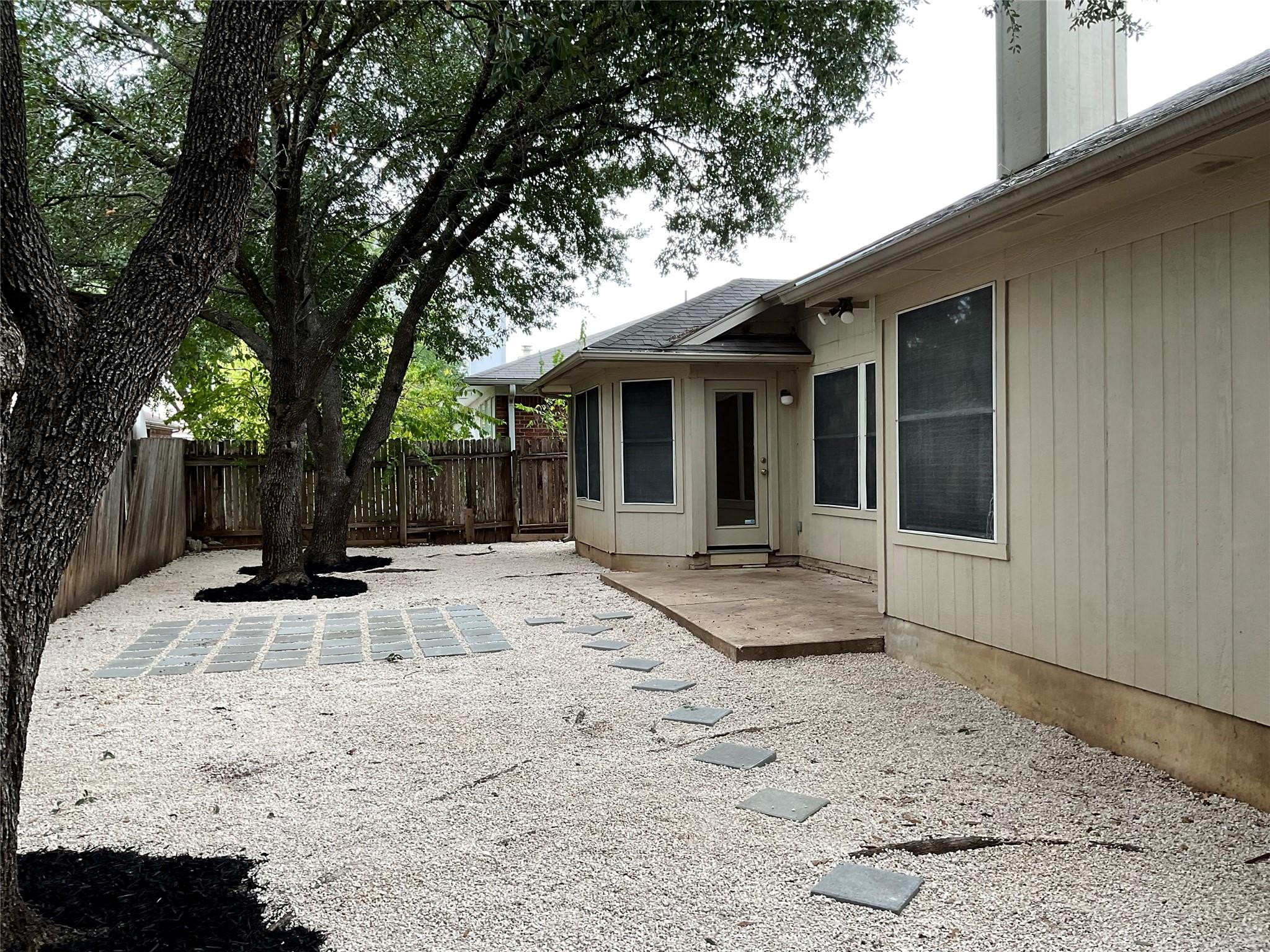 1008 NE Chippewa St, Round Rock, TX 78665