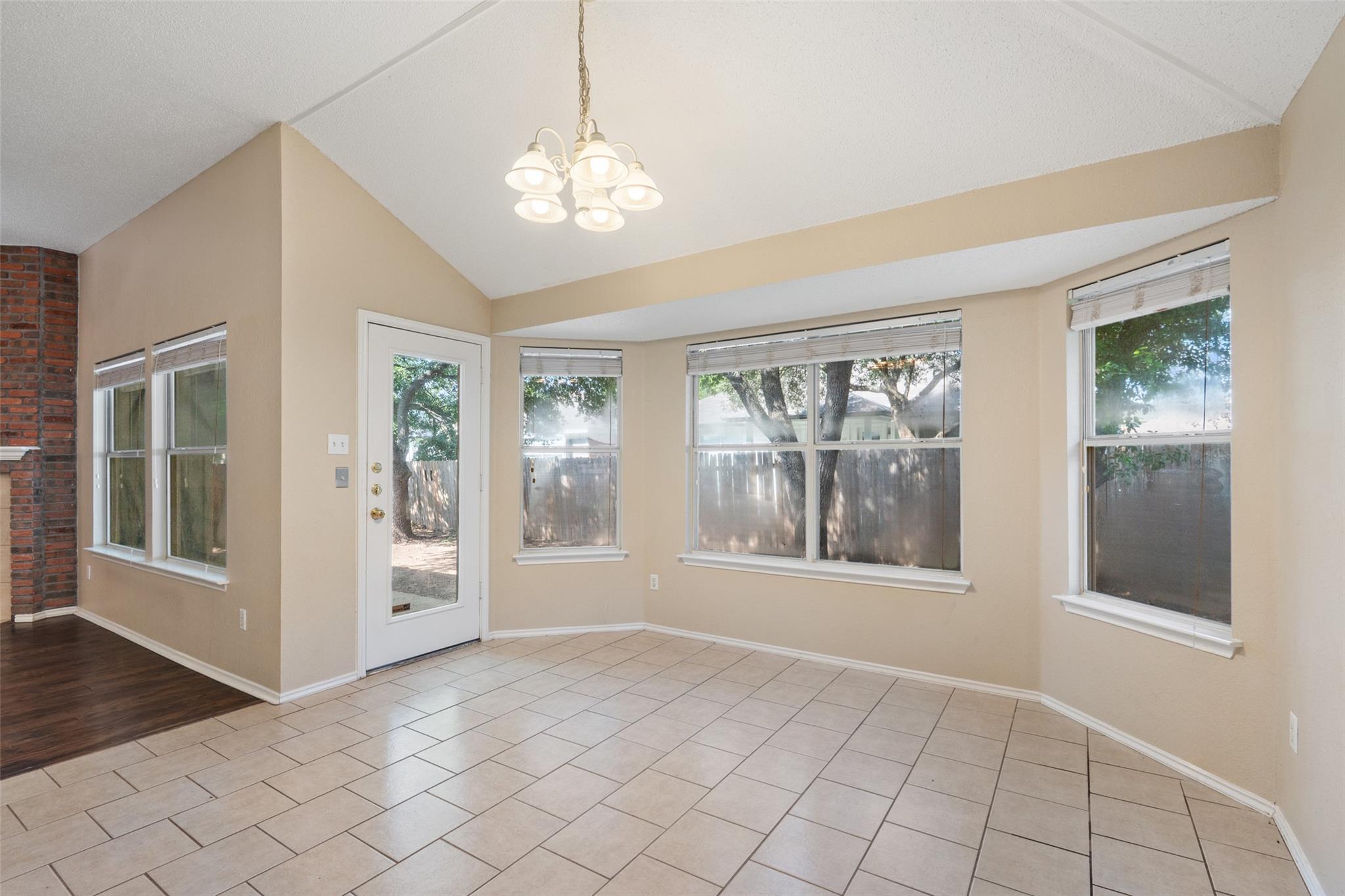 1008 NE Chippewa St, Round Rock, TX 78665