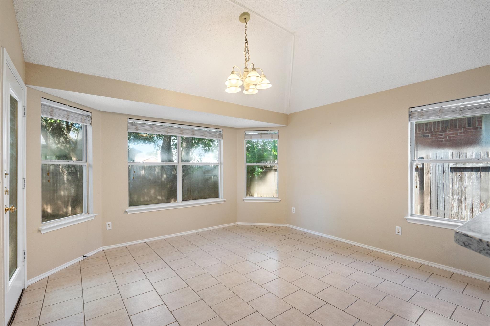 1008 NE Chippewa St, Round Rock, TX 78665