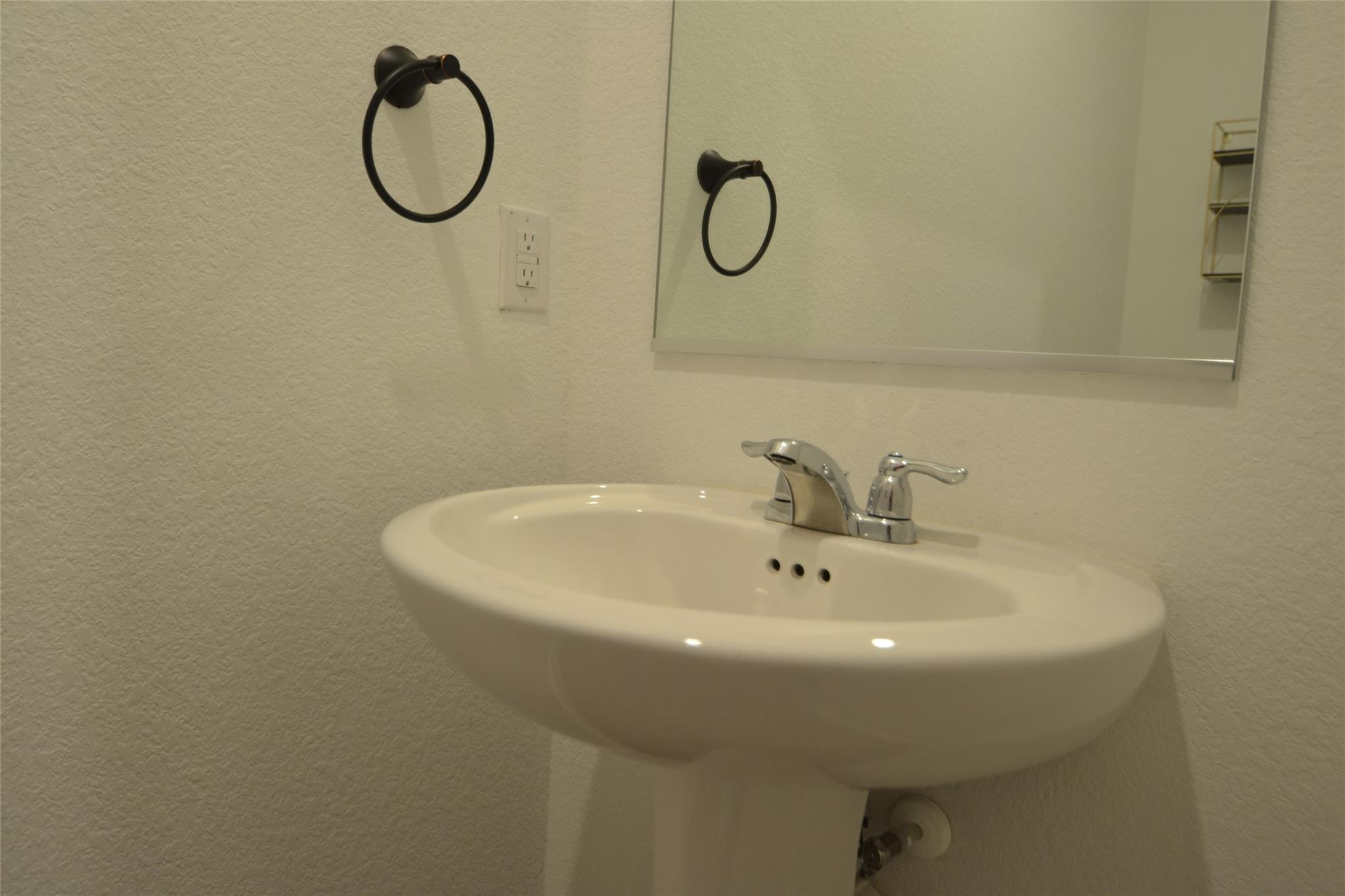 600 Clear Sky Dr, Lockhart, TX 78644