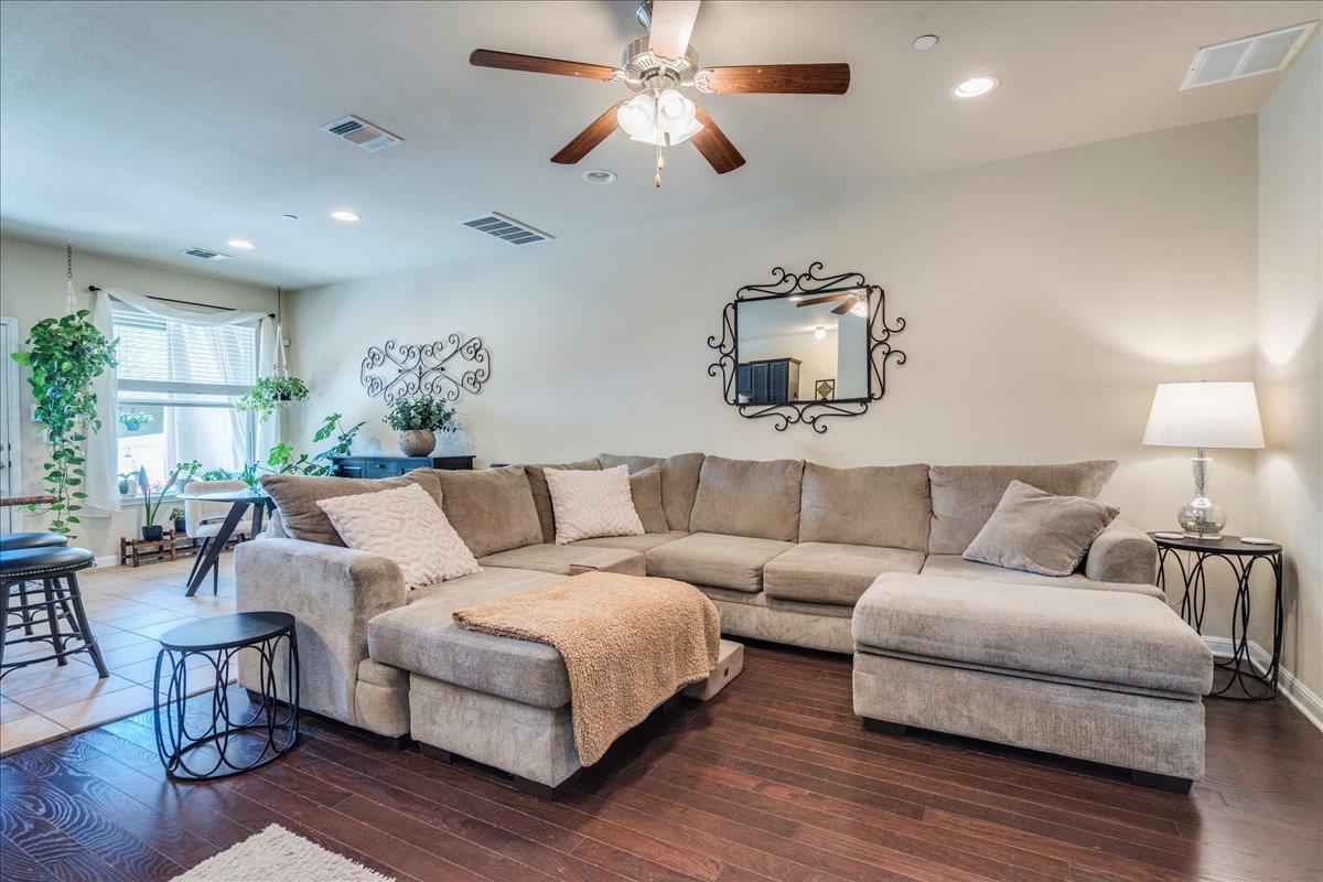 712 Lost Pines Ln, Cedar Park, TX 78613