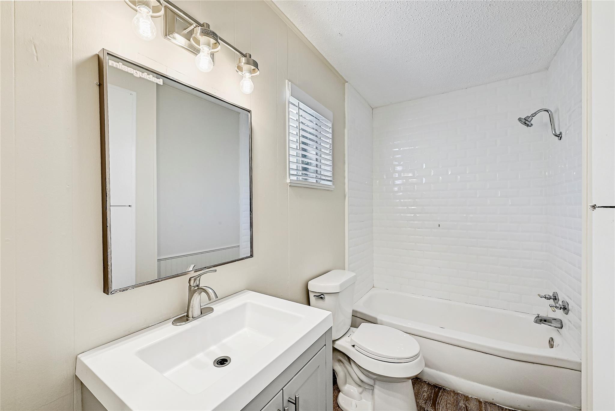 10700 W Lakeview Dr, Jonestown, TX 78645