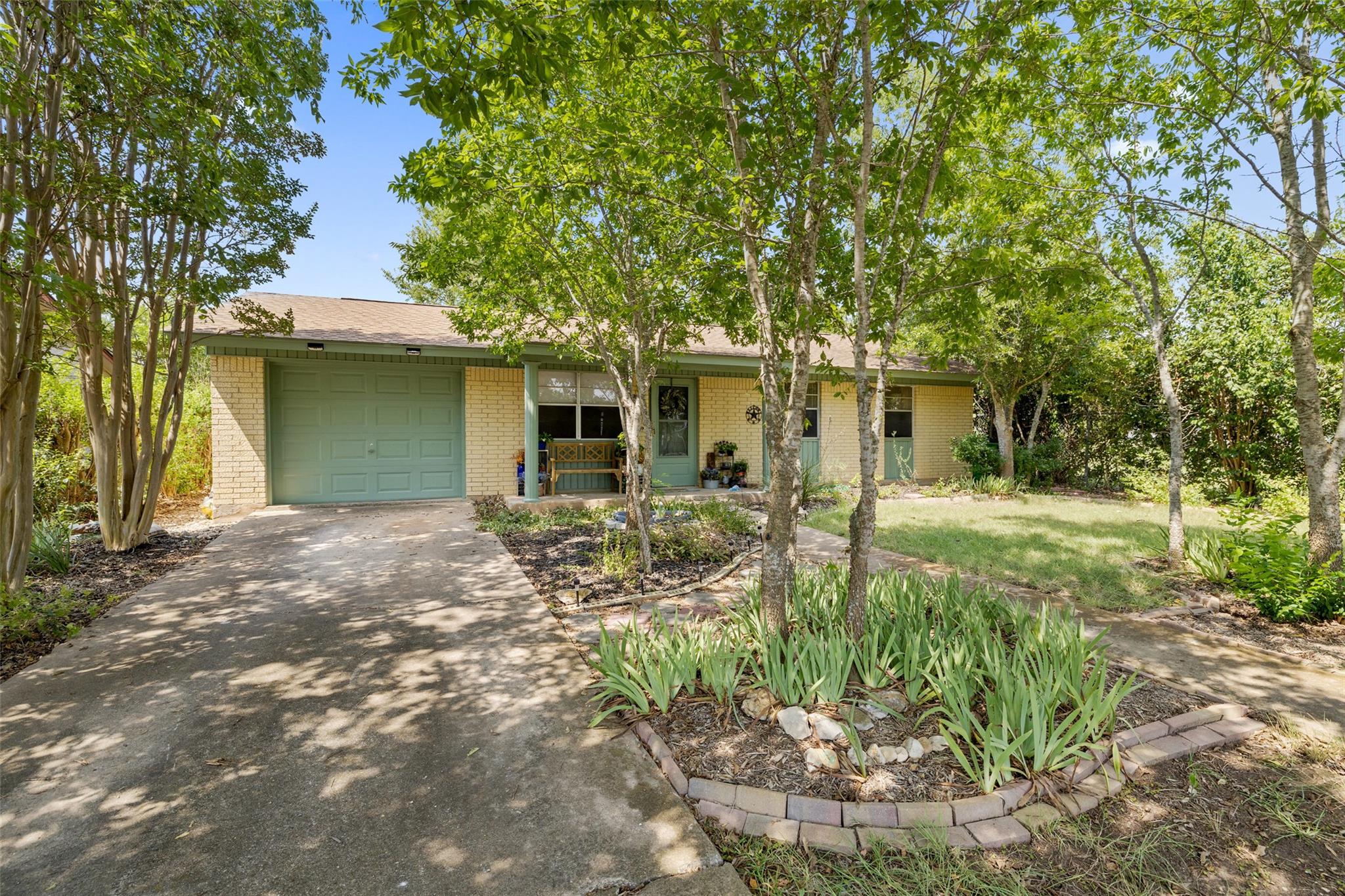 2803 Crestview St, Taylor, TX 76574