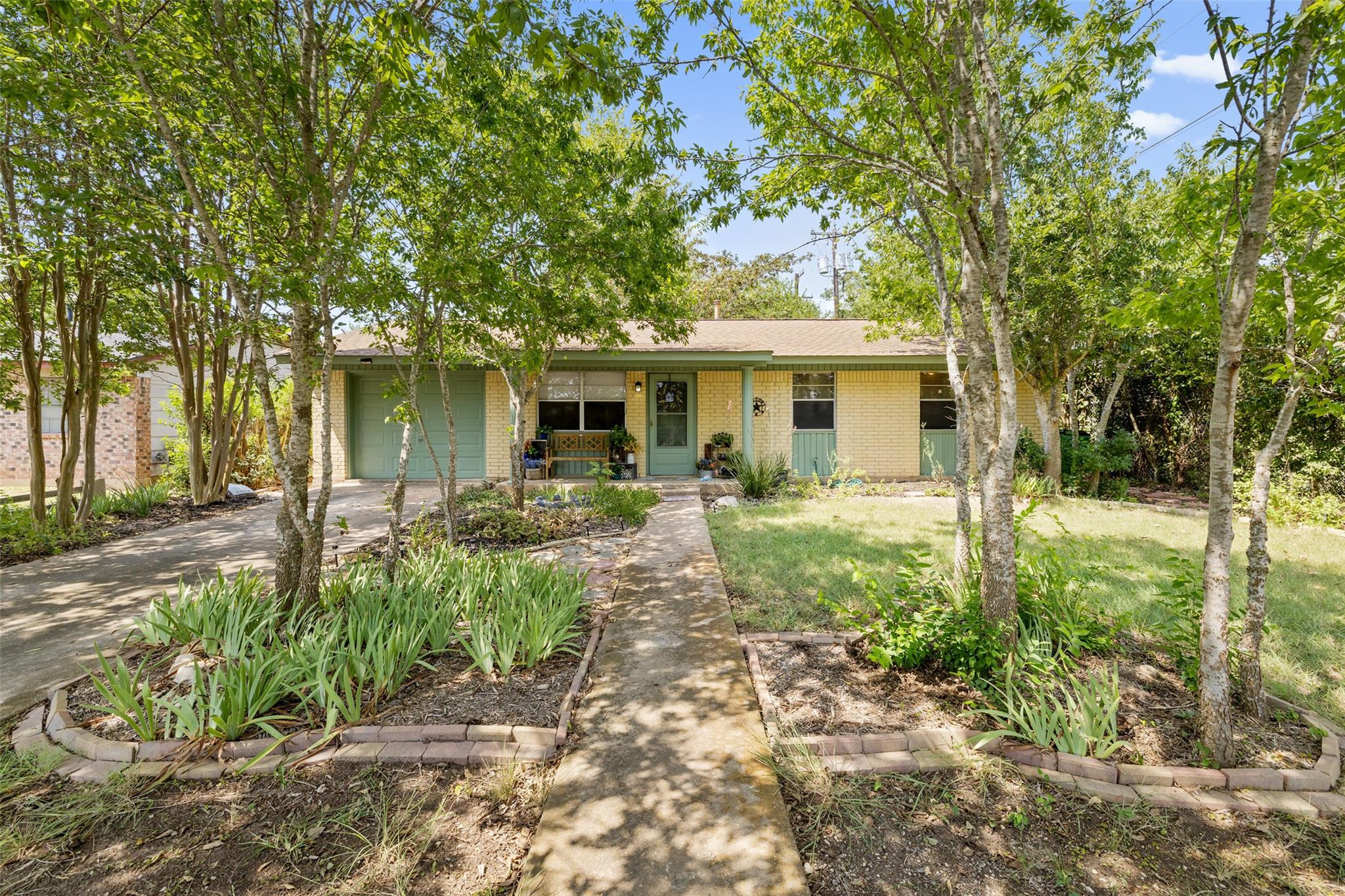 2803 Crestview St, Taylor, TX 76574