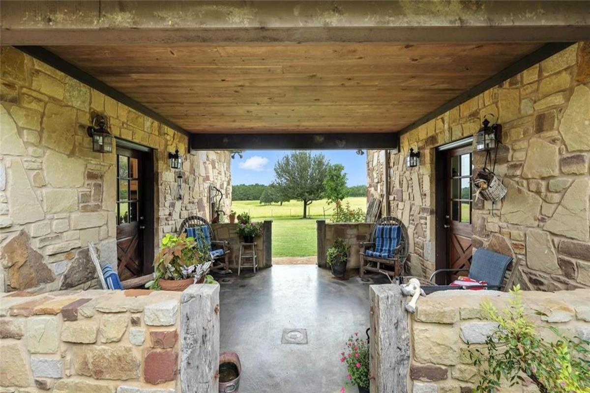 705 Antioch Rd, Paige, TX 78659