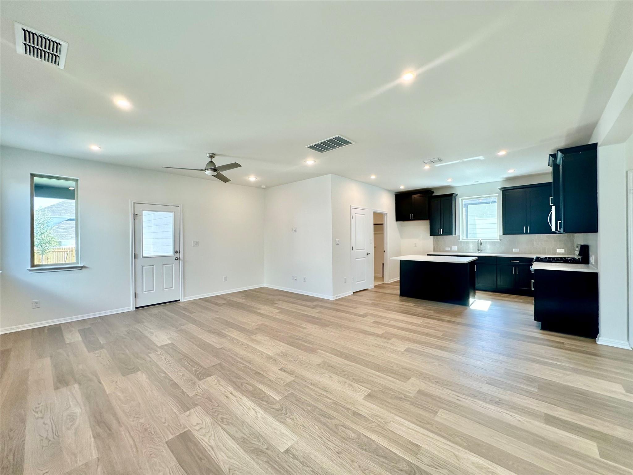 372 Glocken Ln, Kyle, TX 78640