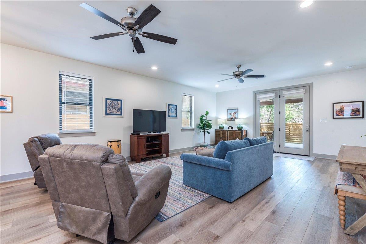 638 Oak Ln, Cottonwood Shores, TX 78657