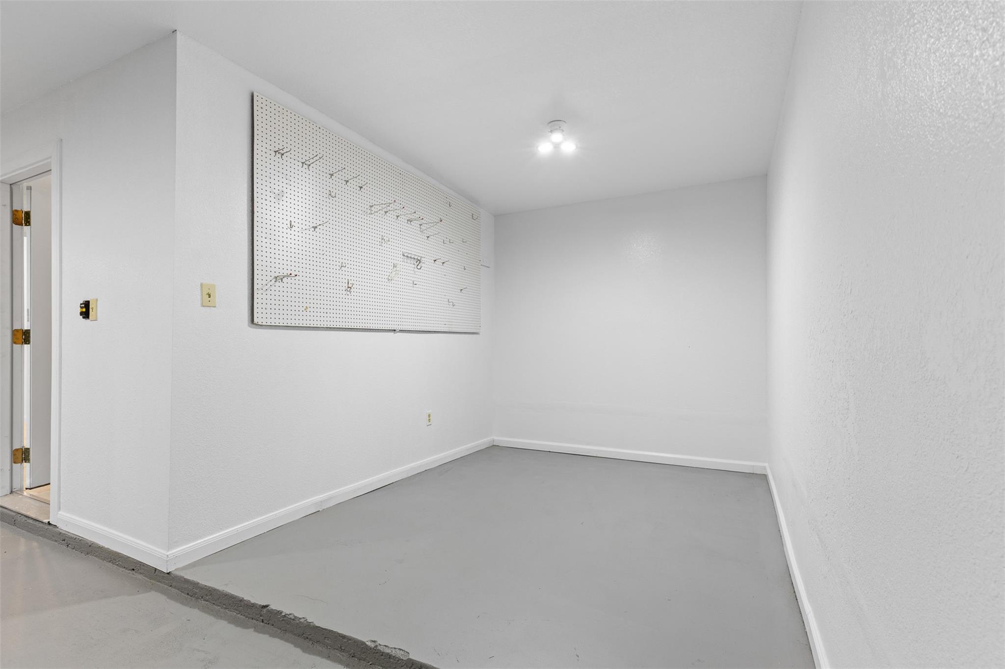 135 Acuna Ct, Del Valle, TX 78617