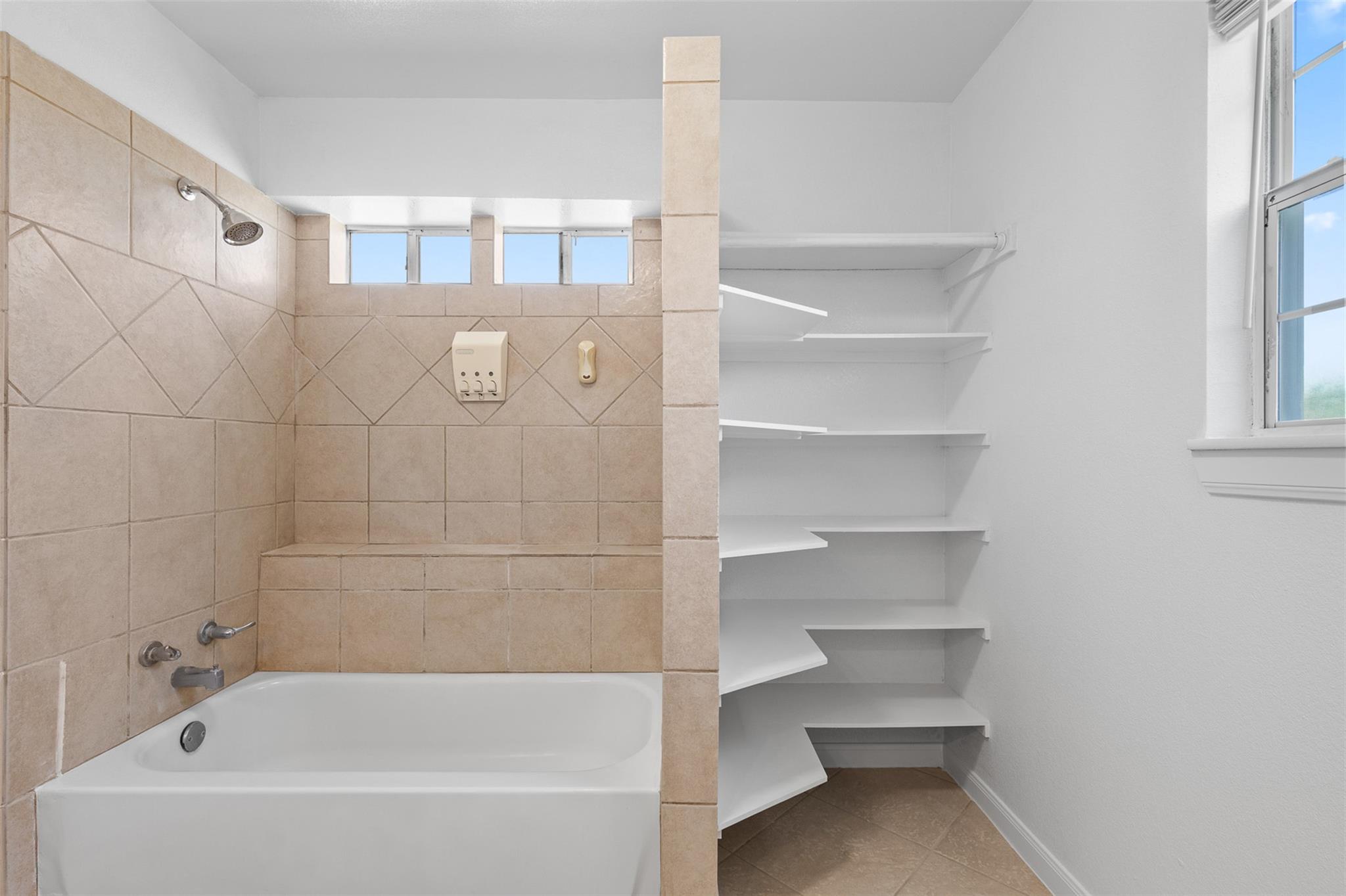 135 Acuna Ct, Del Valle, TX 78617