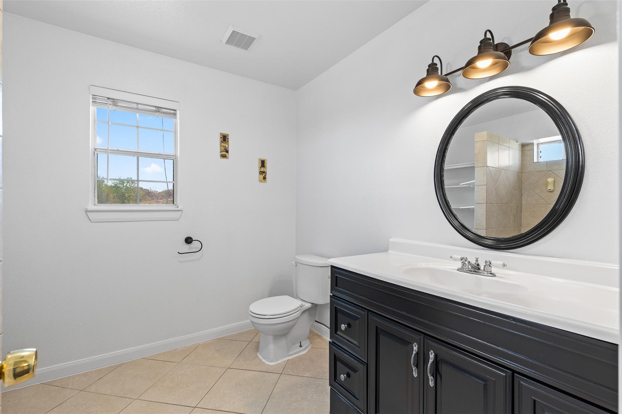 135 Acuna Ct, Del Valle, TX 78617