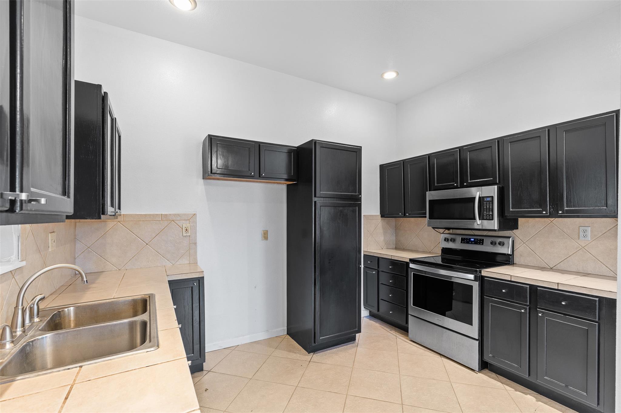 135 Acuna Ct, Del Valle, TX 78617