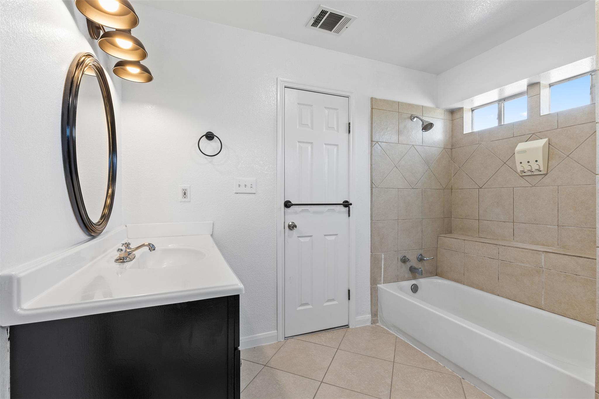 135 Acuna Ct, Del Valle, TX 78617