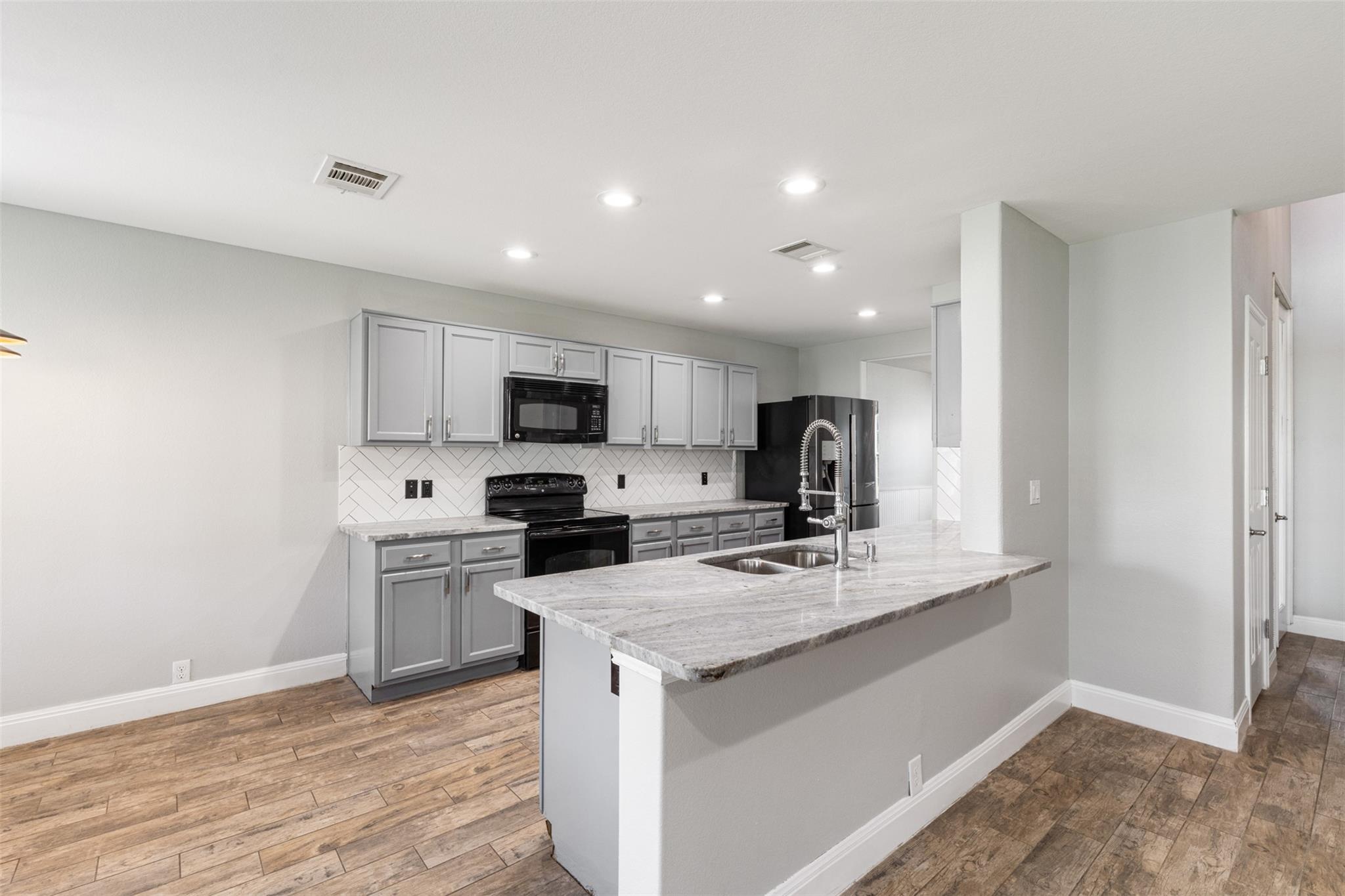 400 Hummingbird Ln, Leander, TX 78641