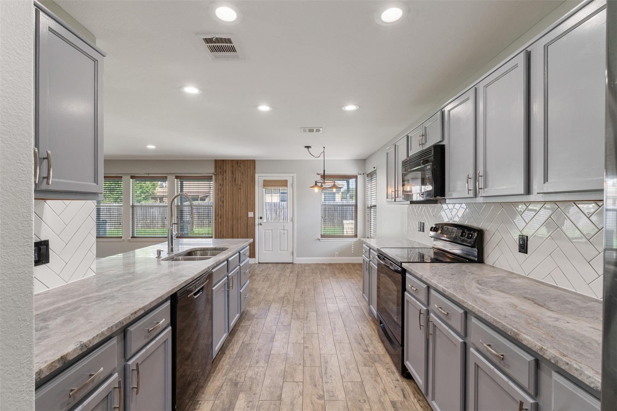 400 Hummingbird Ln, Leander, TX 78641