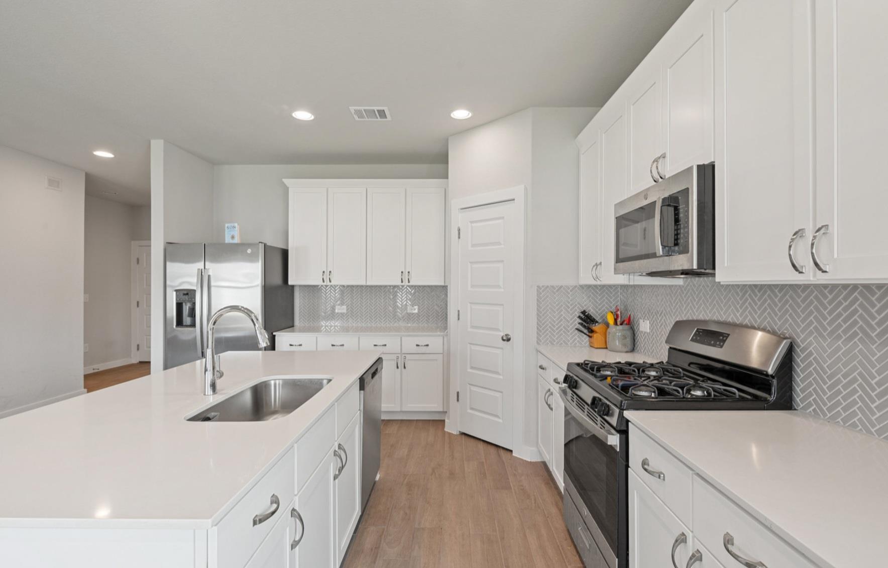 137 Roost Rd, Elgin, TX 78621