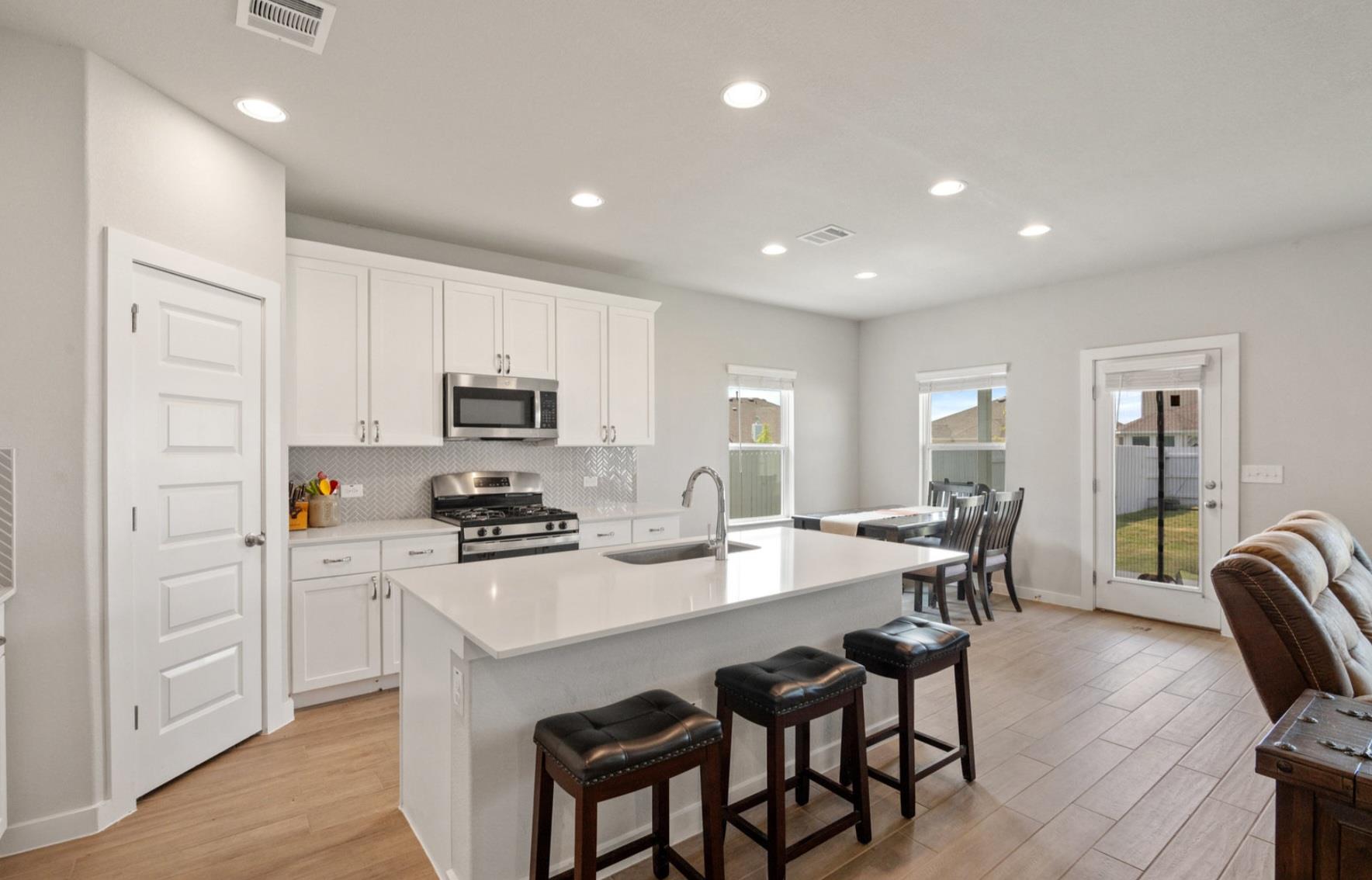 137 Roost Rd, Elgin, TX 78621