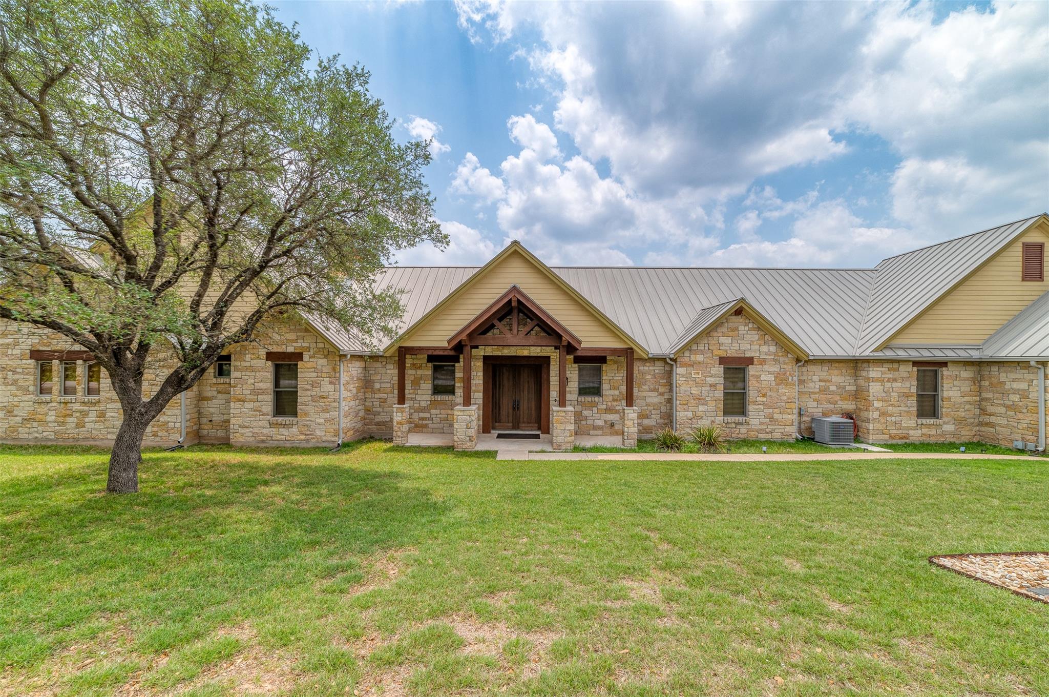 409 Venture Blvd S, Point Venture, TX 78645