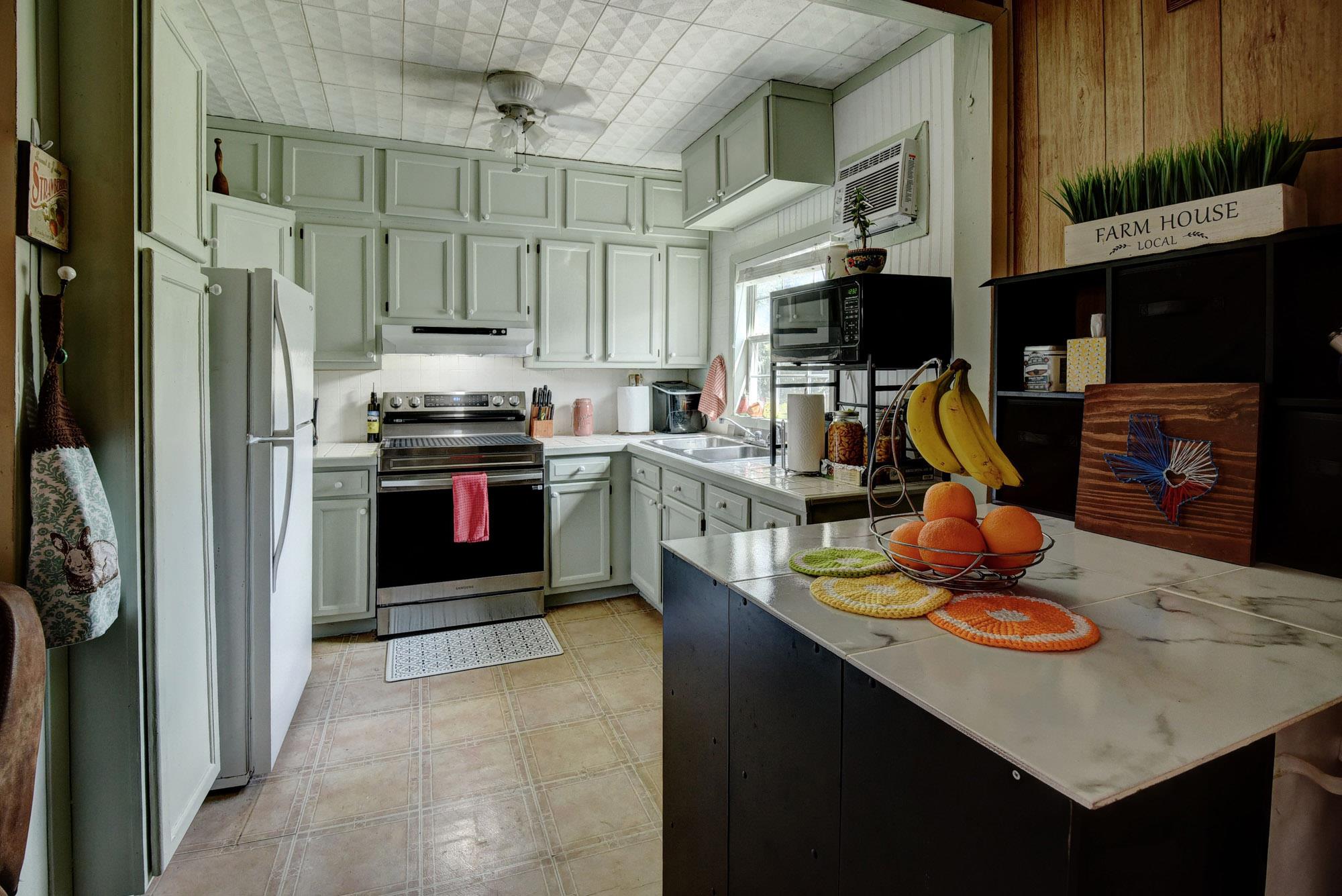 1114 Spotted Horse Trl, Dale, TX 78616