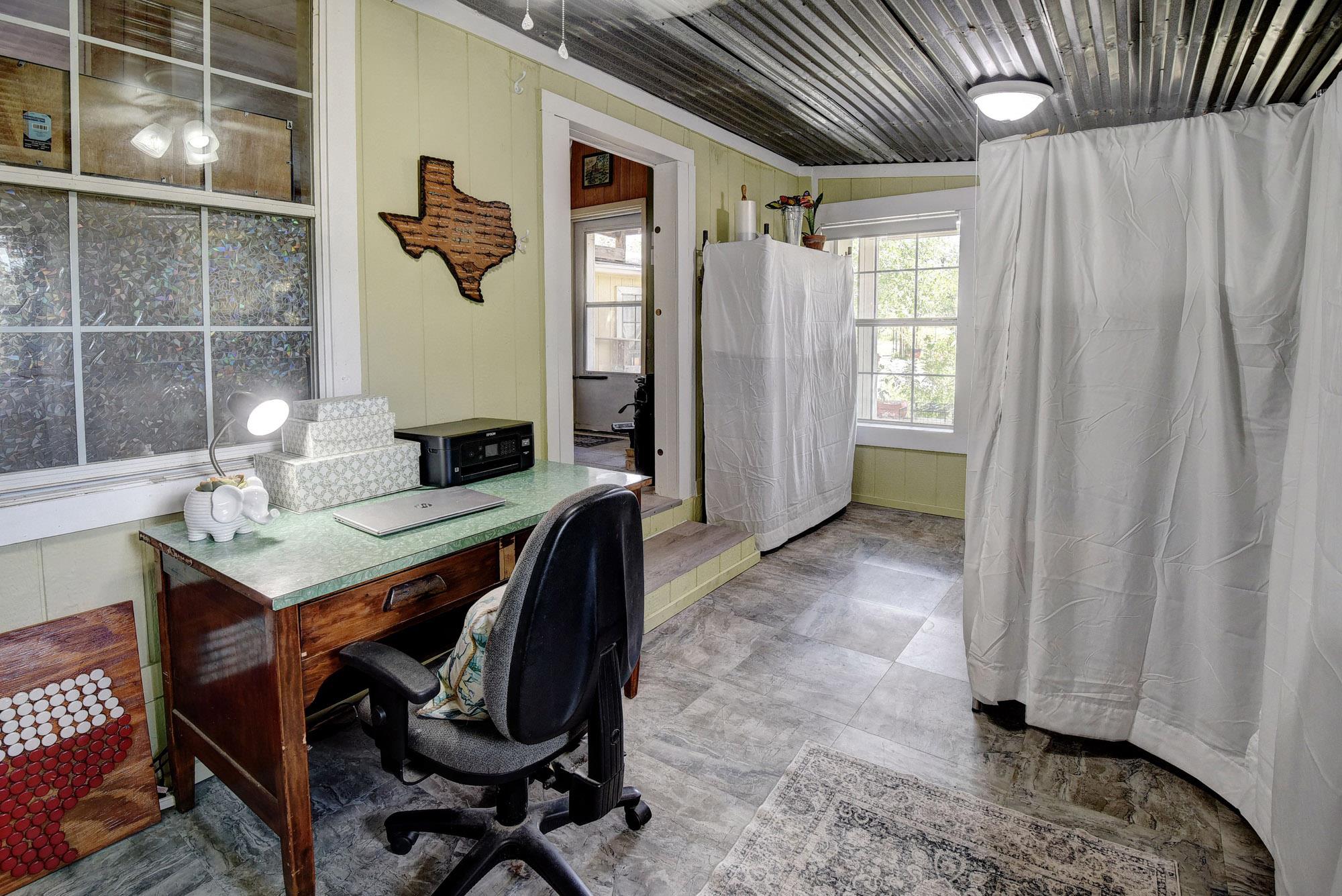 1114 Spotted Horse Trl, Dale, TX 78616