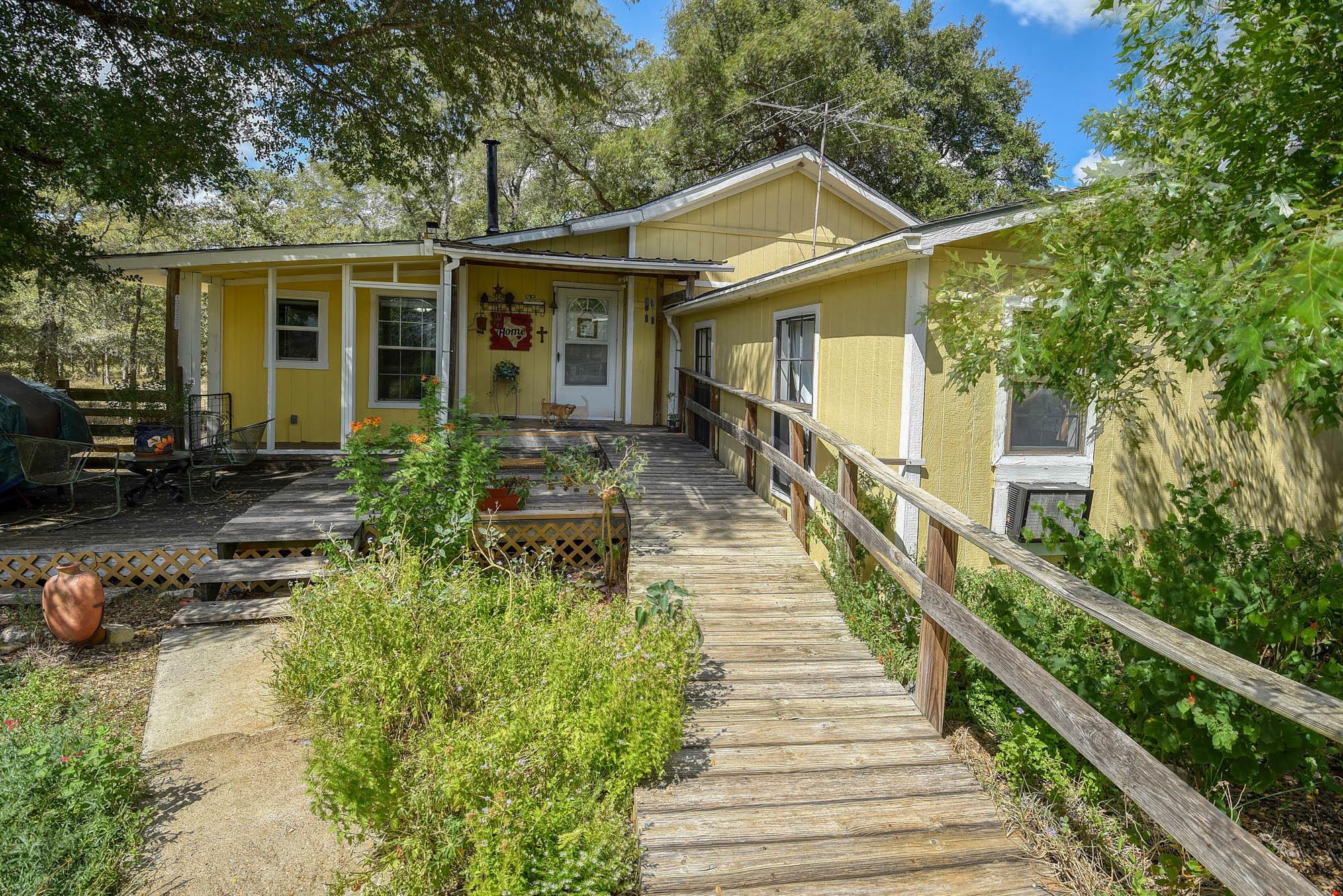 1114 Spotted Horse Trl, Dale, TX 78616