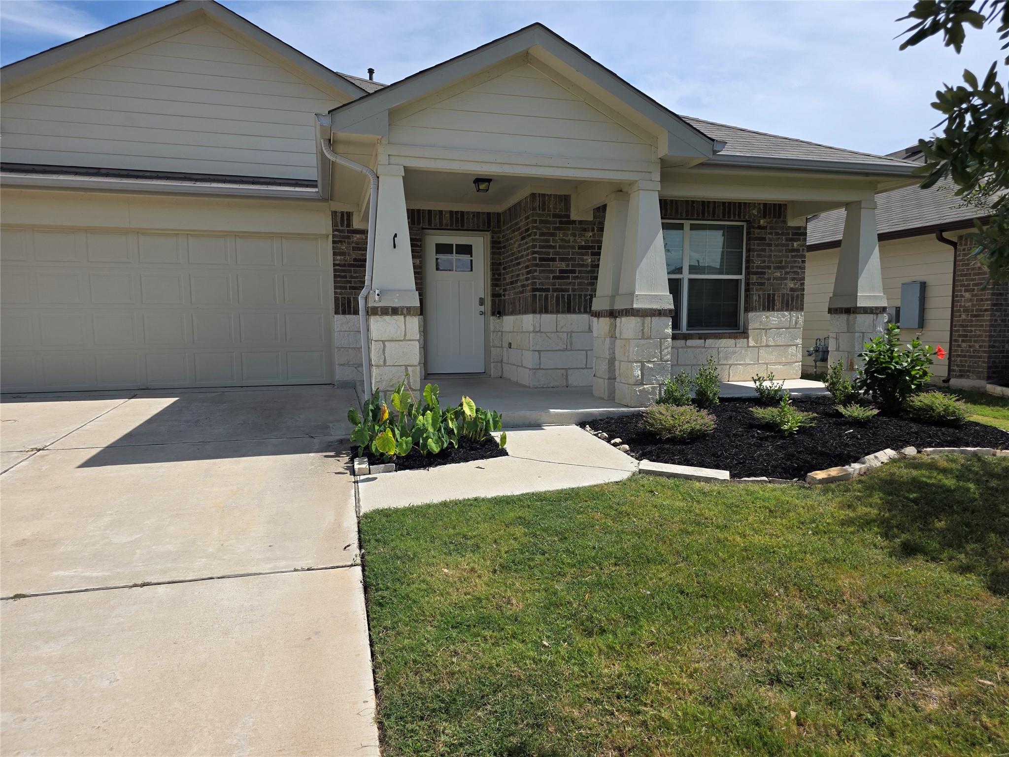 114 E Groves Ln, Hutto, TX 78634