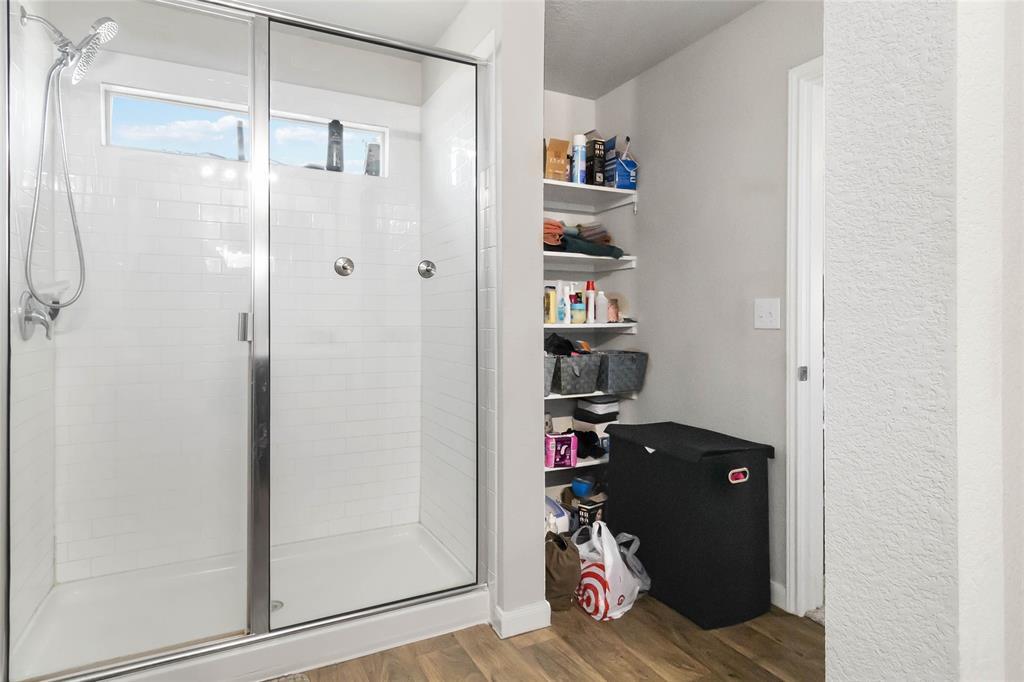 114 E Groves Ln, Hutto, TX 78634