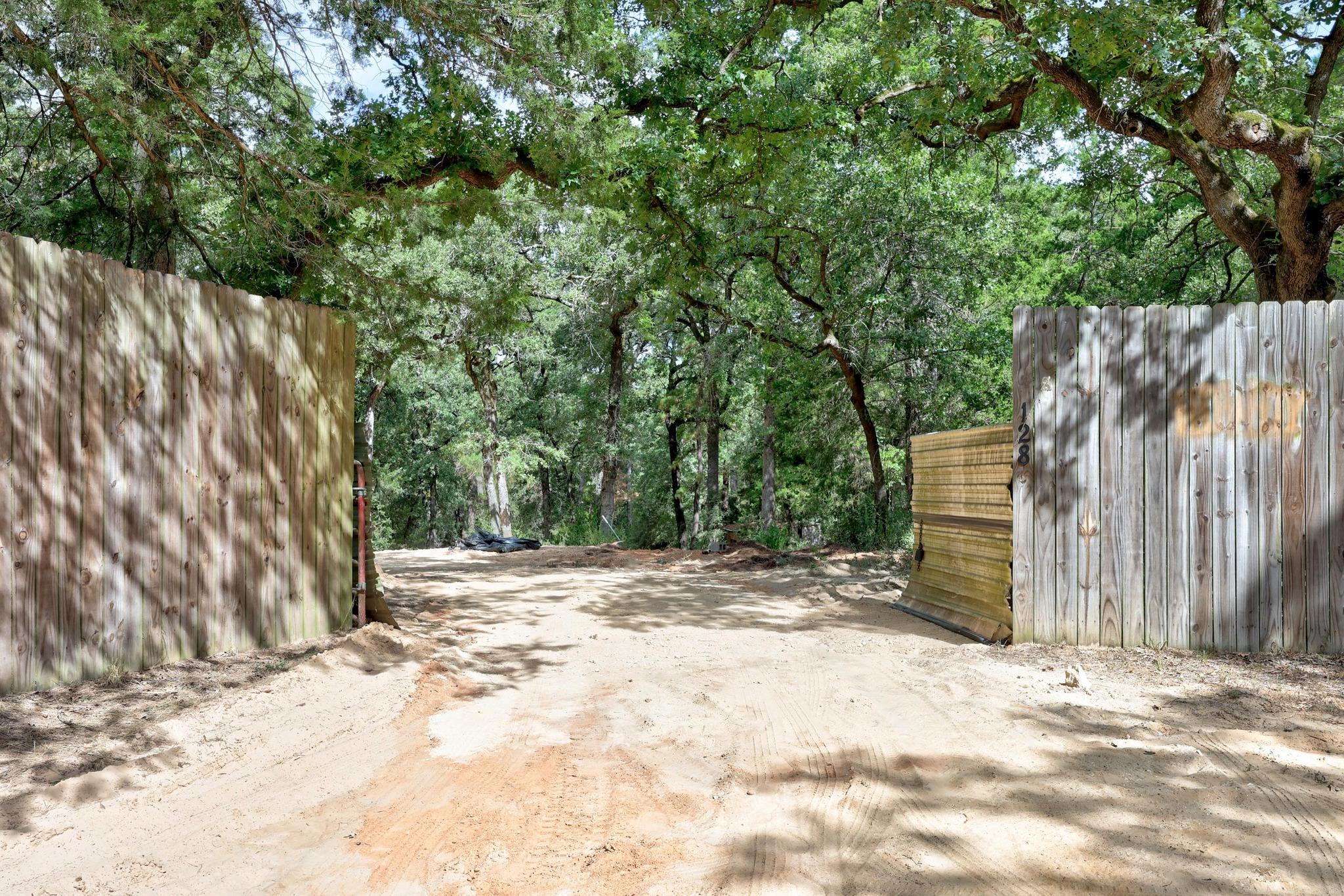 128 Barras Rd, Paige, TX 78659