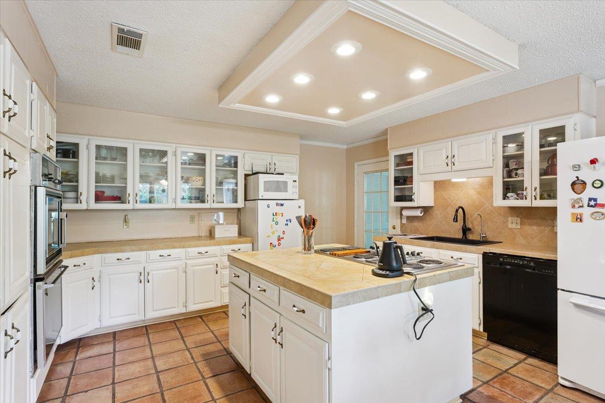 910 Mill Creek Dr, Salado, TX 76571