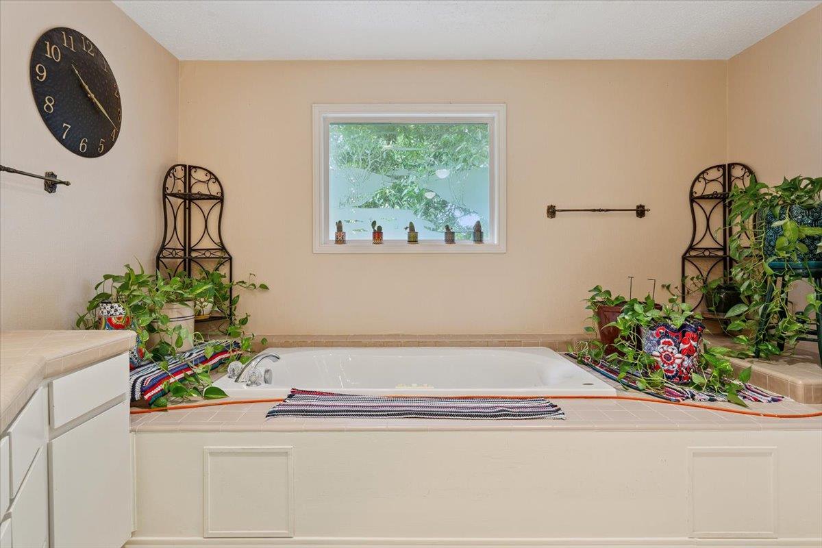 910 Mill Creek Dr, Salado, TX 76571