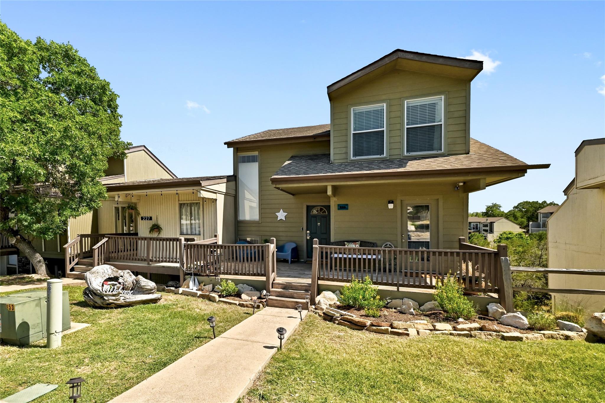 225 Comanche Ln, Point Venture, TX 78645